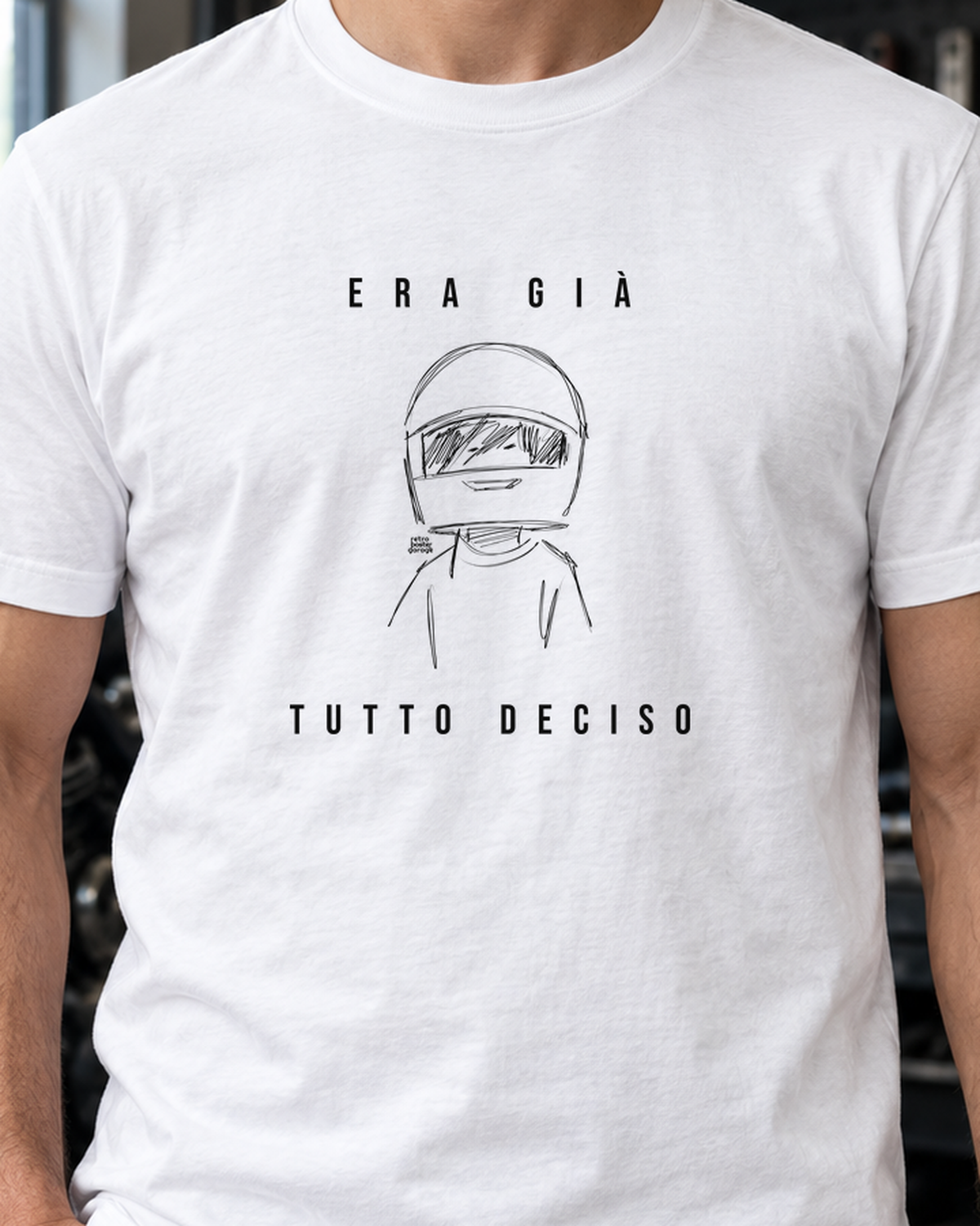 T-shirt bianca «Era già tutto deciso» indossata da un uomo — RetroPosterGarage