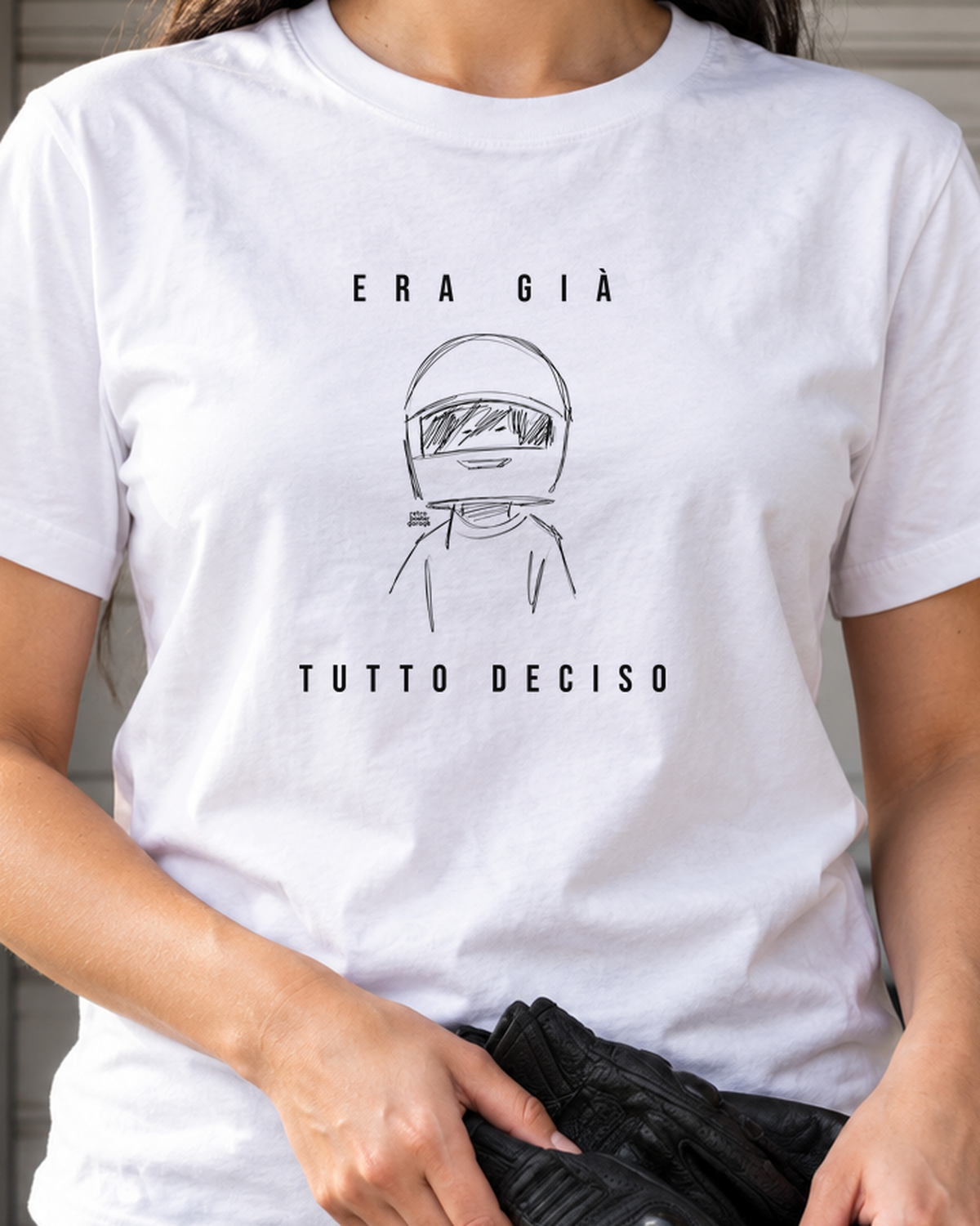 T-shirt bianca «Era già tutto deciso» indossata da una donna — RetroPosterGarage