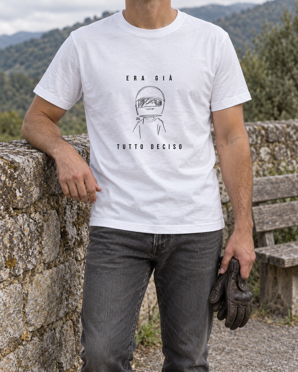 T-shirt bianca «Era già tutto deciso» indossata da un uomo — RetroPosterGarage