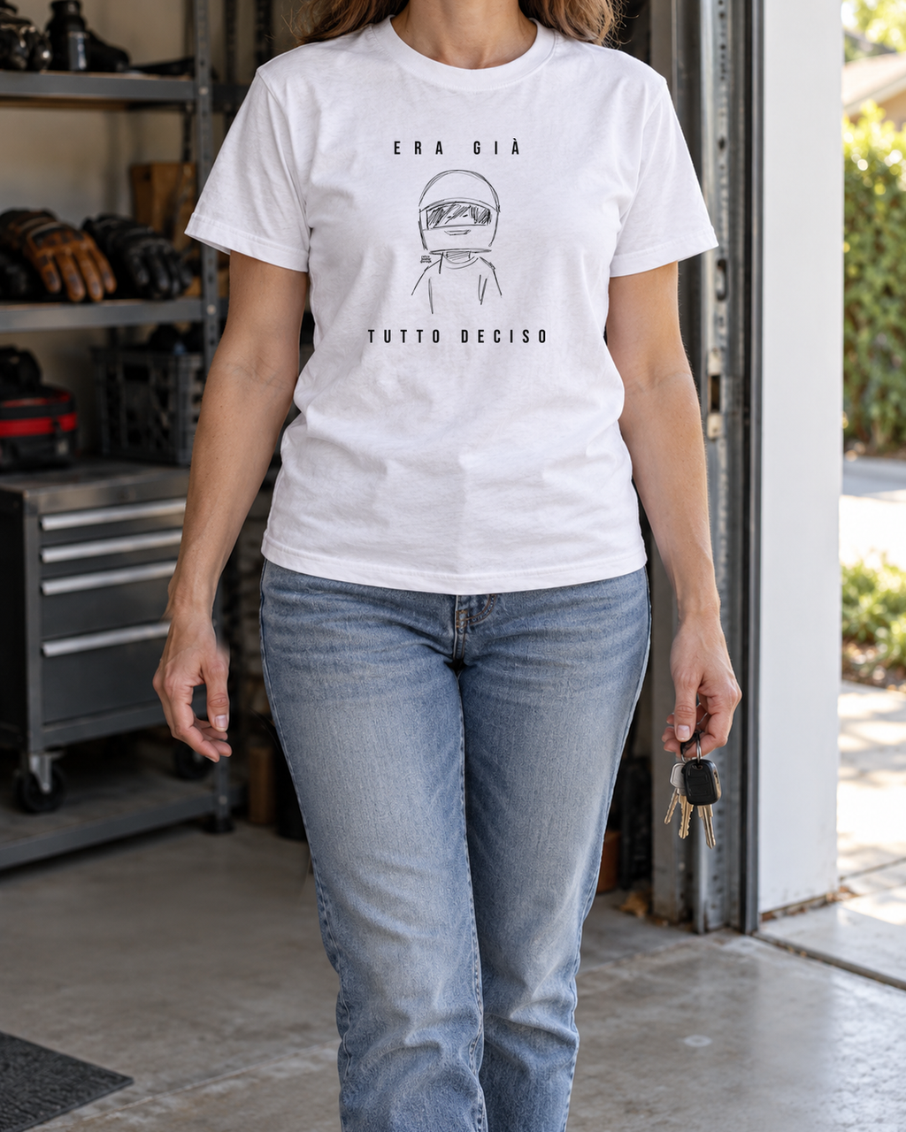 T-shirt bianca «Era già tutto deciso» indossata da una donna — RetroPosterGarage