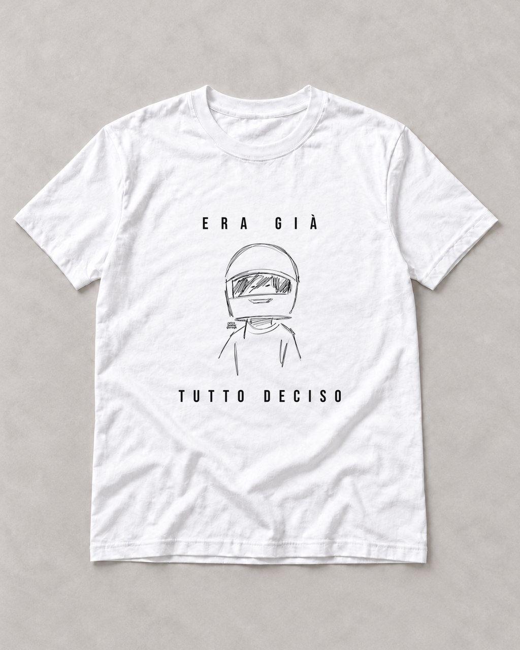 T-shirt bianca «Era già tutto deciso» — RetroPosterGarage