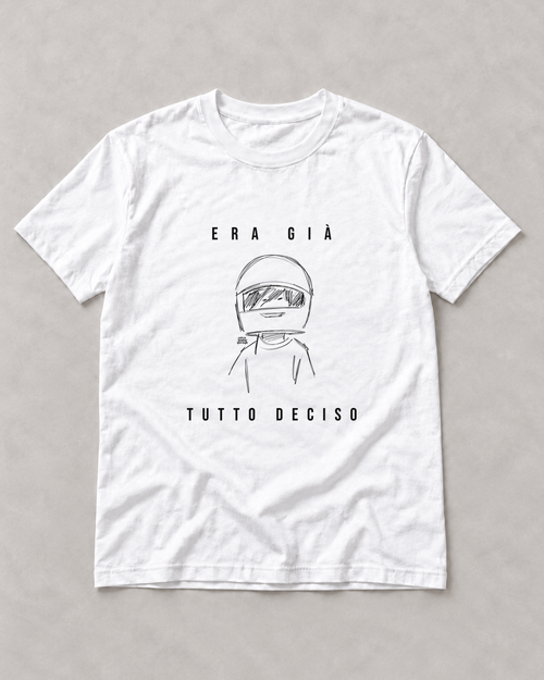 T-shirt bianca «Era già tutto deciso» — RetroPosterGarage