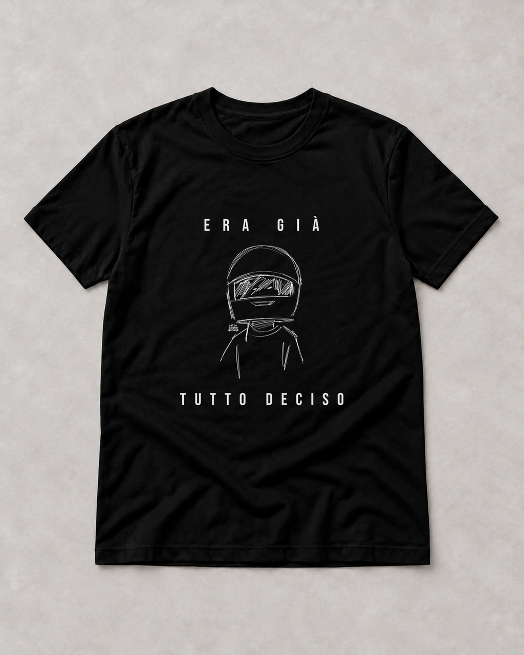 T-shirt nera «Era già tutto deciso» — RetroPosterGarage