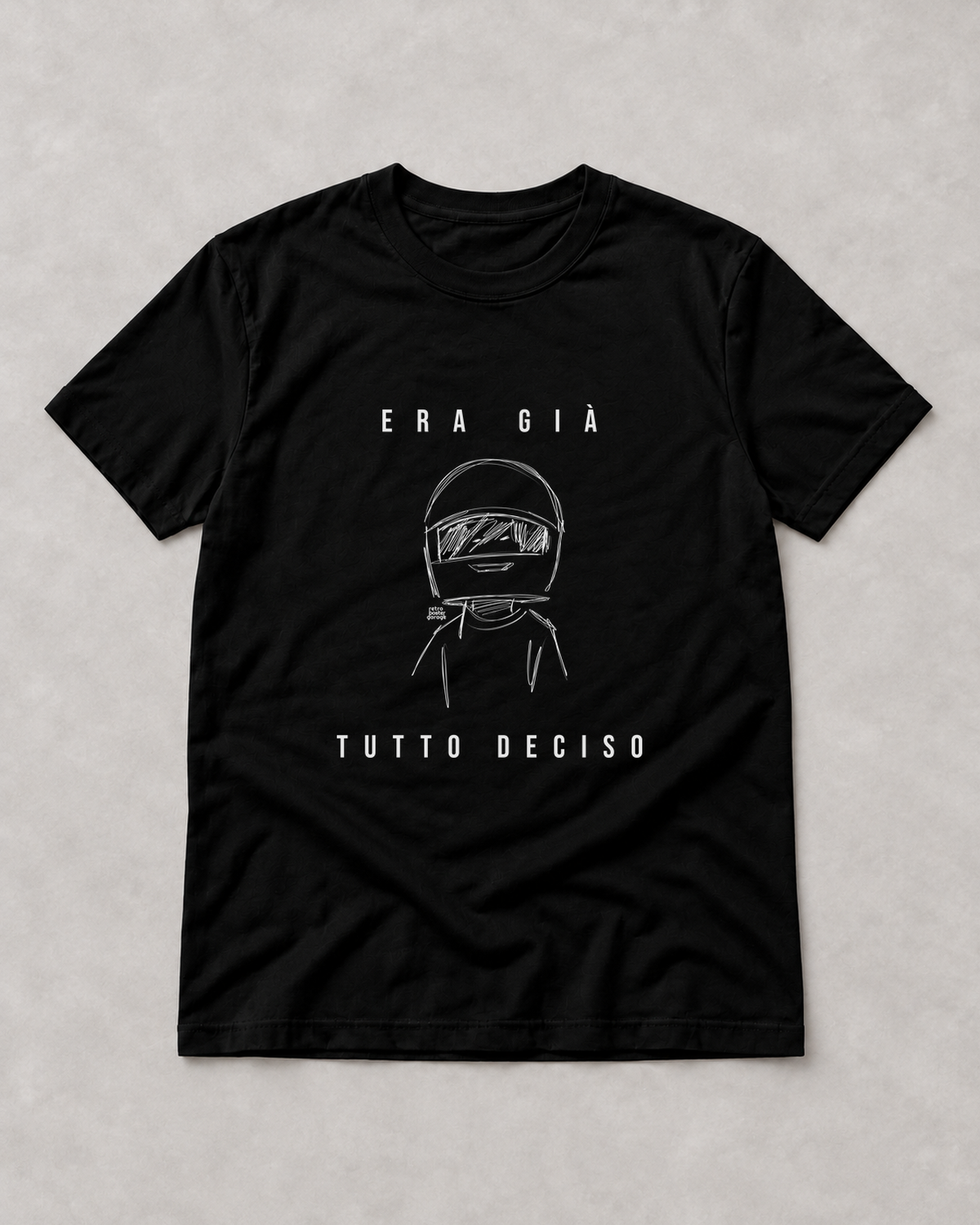 T-shirt nera «Era già tutto deciso» — RetroPosterGarage