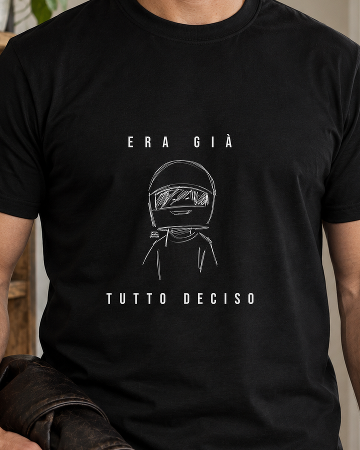 T-shirt nera «Era già tutto deciso» indossata da un uomo — RetroPosterGarage