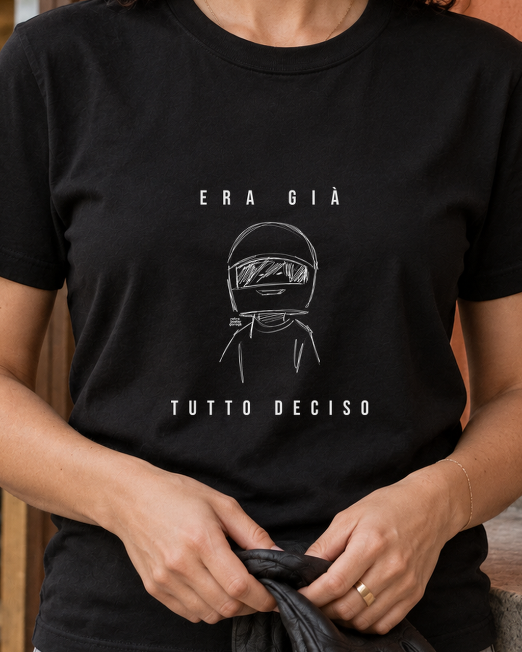 T-shirt nera «Era già tutto deciso» indossata da una donna — RetroPosterGarage