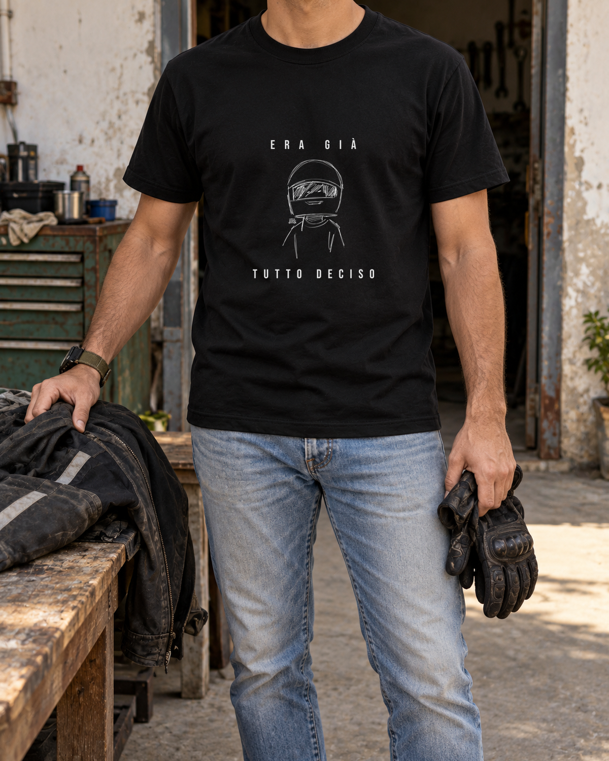 T-shirt nera «Era già tutto deciso» indossata da un uomo — RetroPosterGarage
