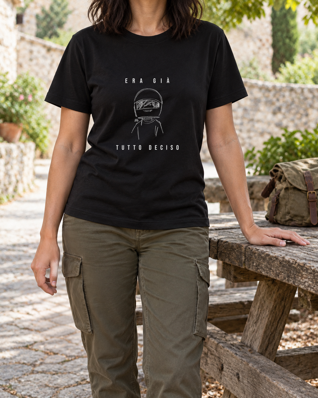 T-shirt nera «Era già tutto deciso» indossata da una donna — RetroPosterGarage