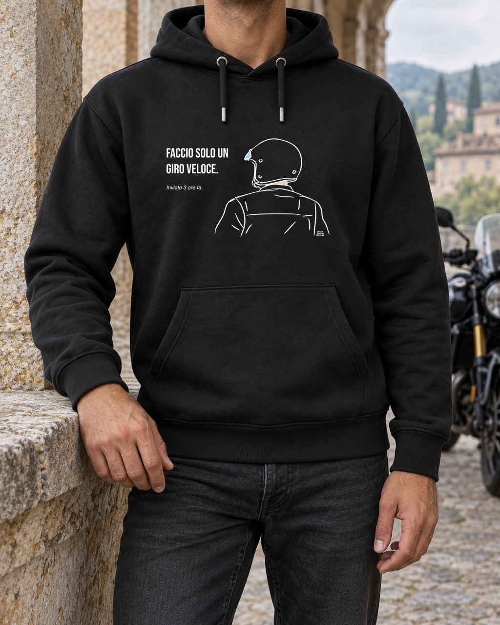 Felpa nera «Faccio solo un giro veloce» indossata da un uomo — RetroPosterGarage