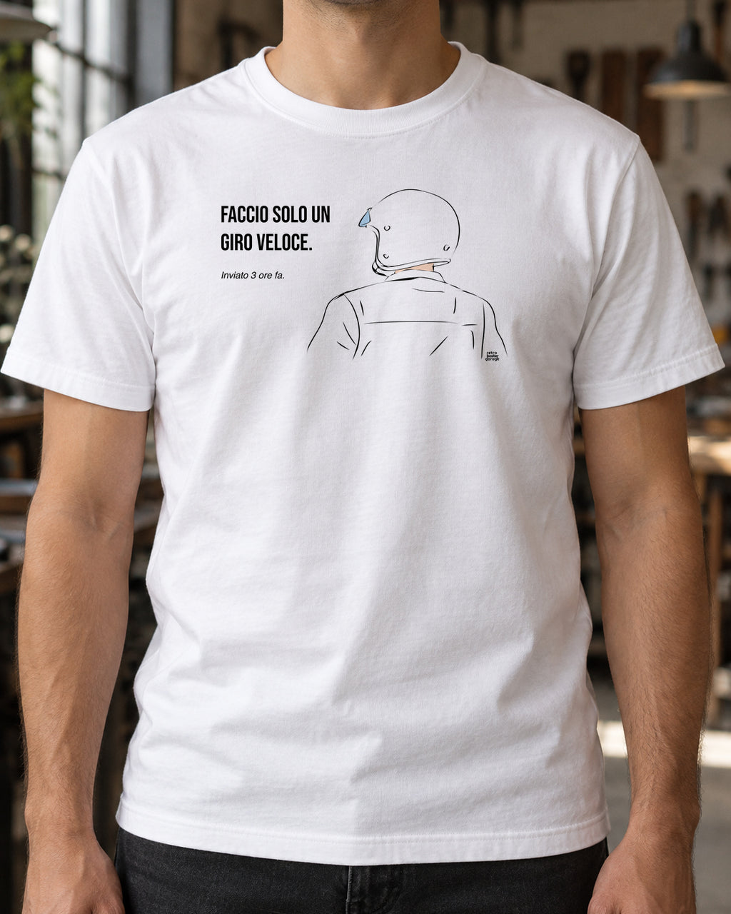 T-shirt bianca «Faccio solo un giro veloce» indossata da un uomo — RetroPosterGarage