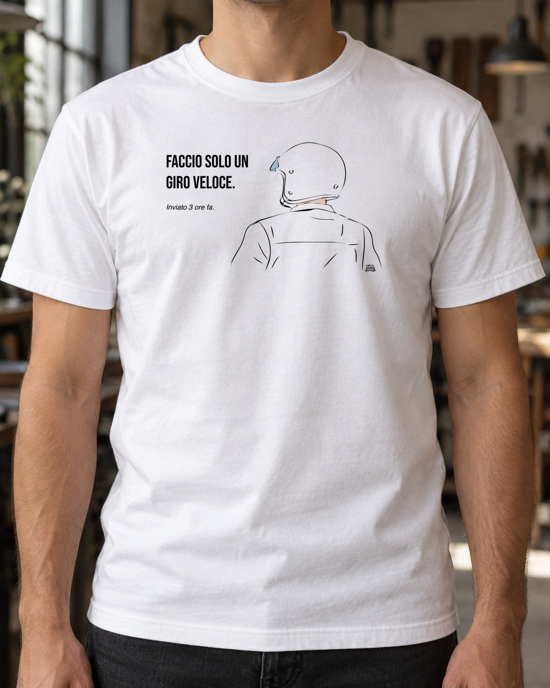 T-shirt bianca «Faccio solo un giro veloce» indossata da un uomo — RetroPosterGarage