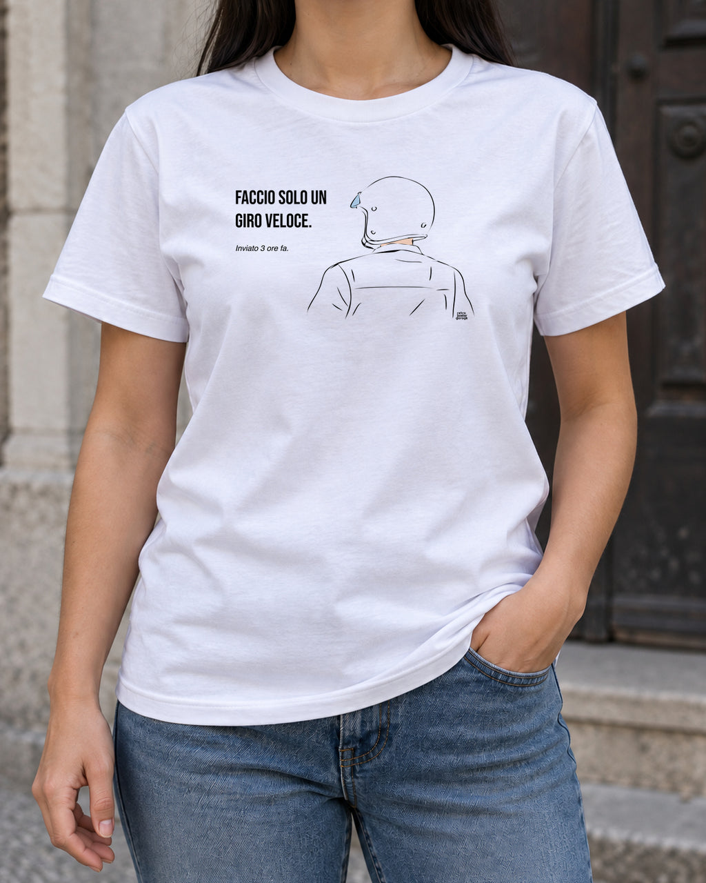 T-shirt bianca «Faccio solo un giro veloce» indossata da una donna — RetroPosterGarage