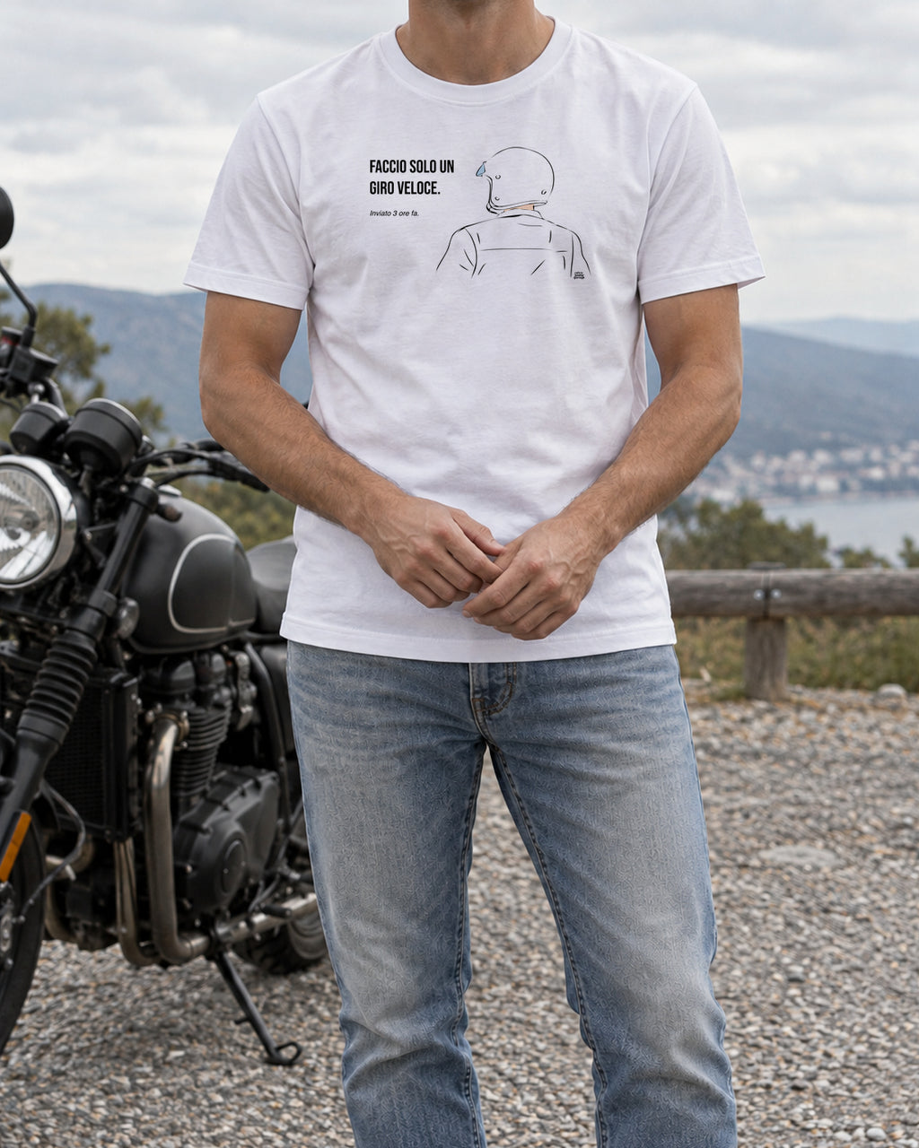 T-shirt bianca «Faccio solo un giro veloce» indossata da un uomo — RetroPosterGarage