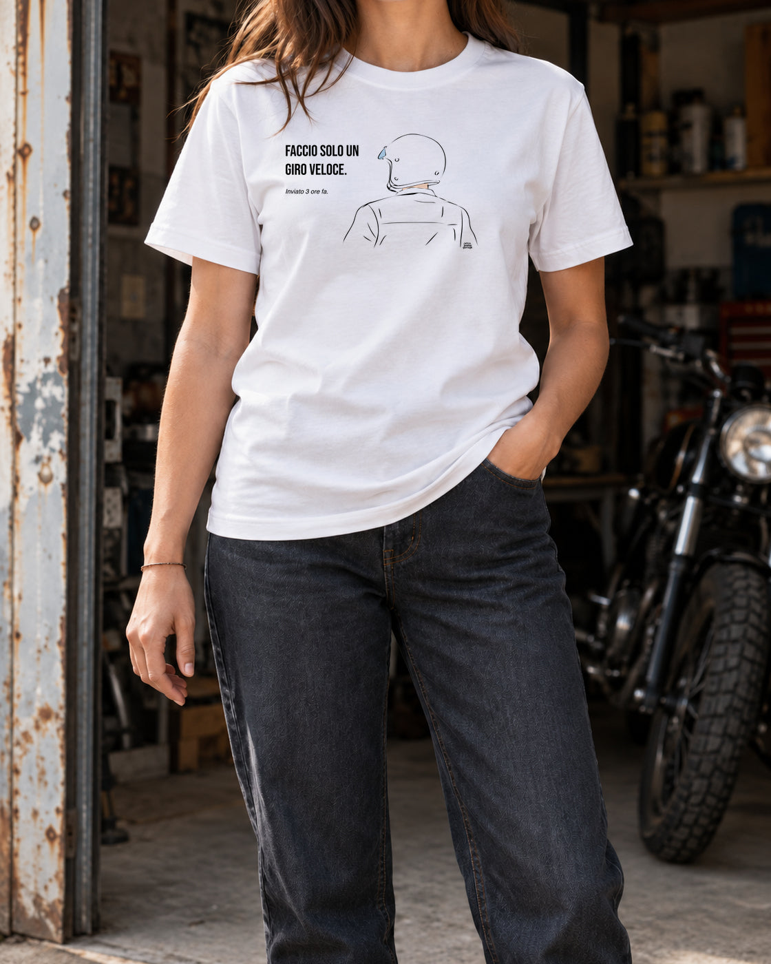 T-shirt bianca «Faccio solo un giro veloce» indossata da una donna — RetroPosterGarage
