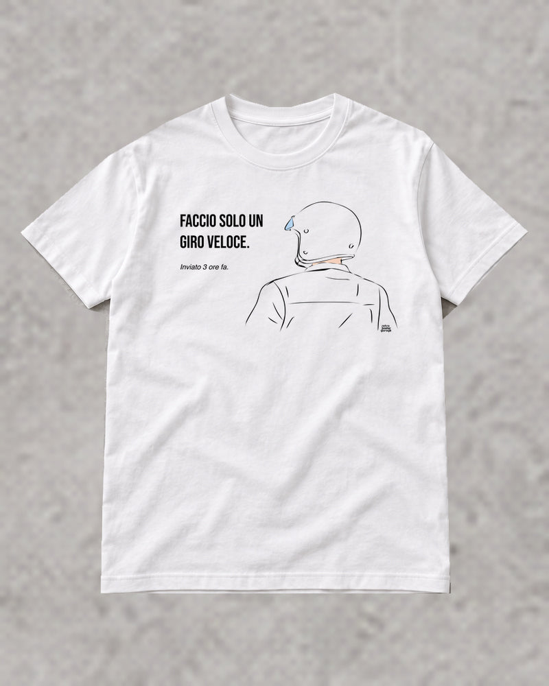 T-shirt bianca «Faccio solo un giro veloce» — RetroPosterGarage