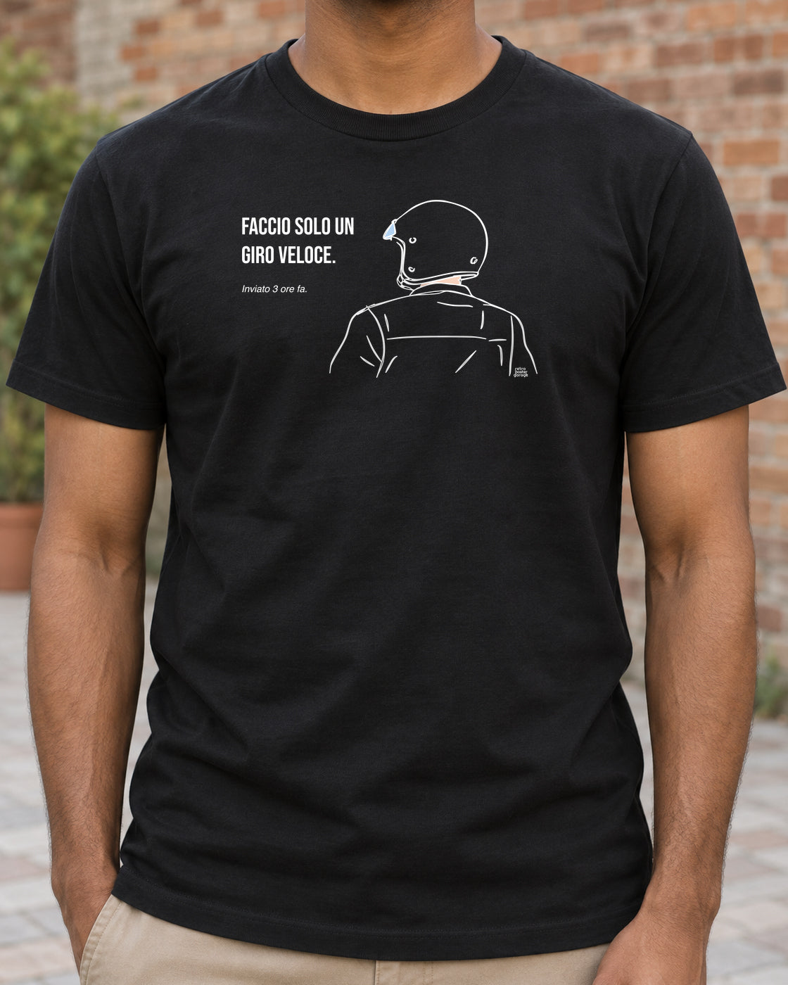 T-shirt nera «Faccio solo un giro veloce» indossata da un uomo — RetroPosterGarage