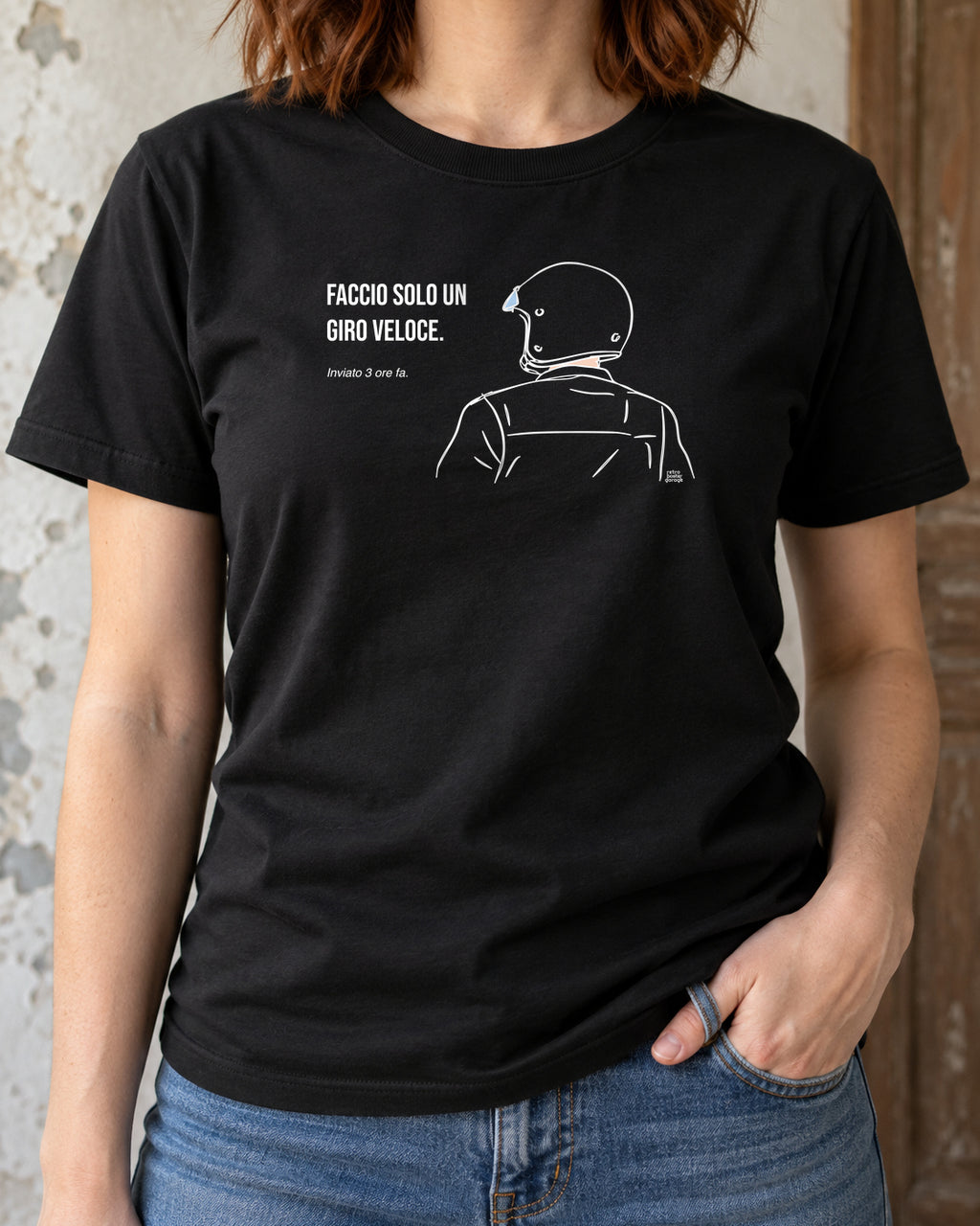 T-shirt nera «Faccio solo un giro veloce» indossata da una donna — RetroPosterGarage