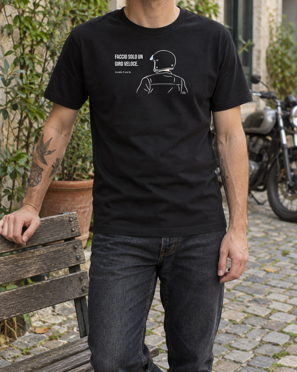 T-shirt nera «Faccio solo un giro veloce» indossata da un uomo — RetroPosterGarage