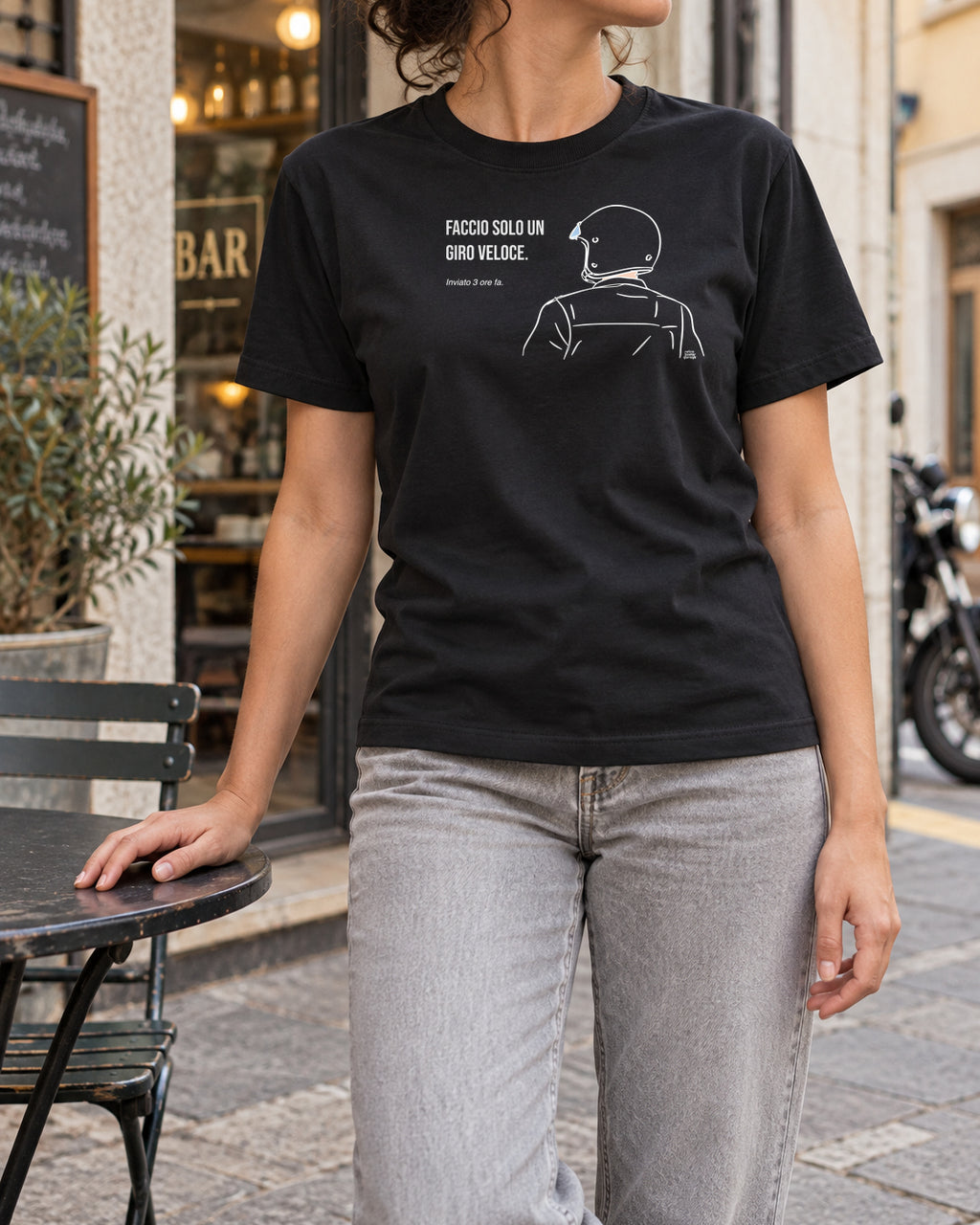 T-shirt nera «Faccio solo un giro veloce» indossata da una donna — RetroPosterGarage
