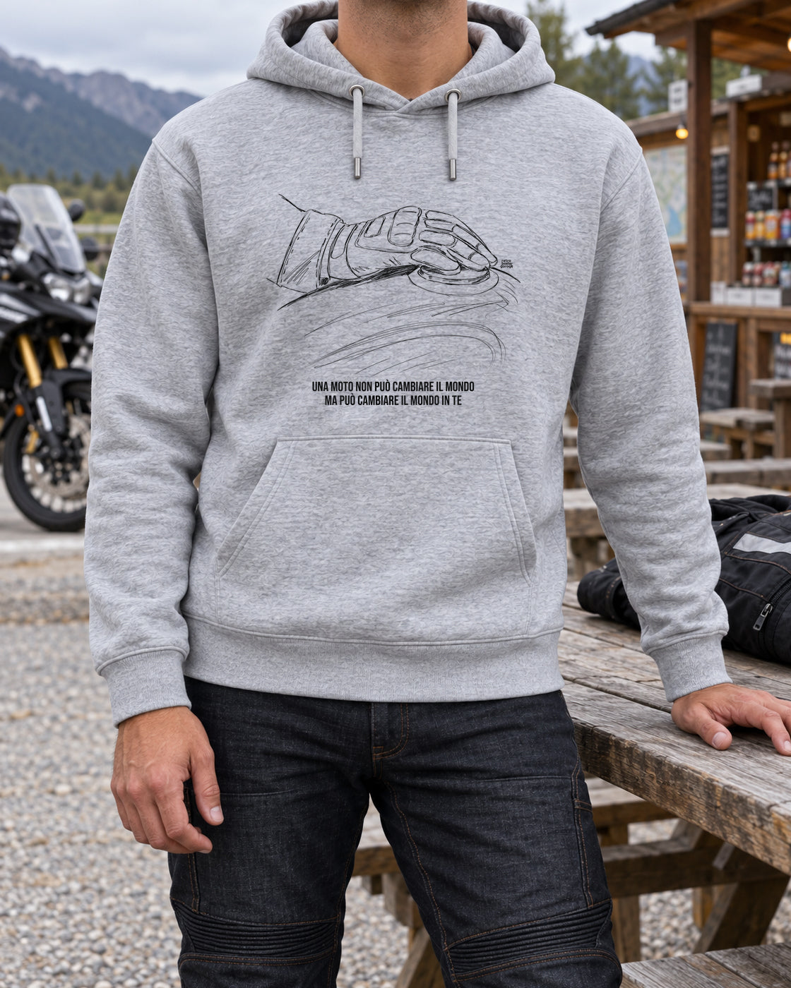 Felpa grigia «La moto cambia il tuo mondo» indossata da un uomo — RetroPosterGarage