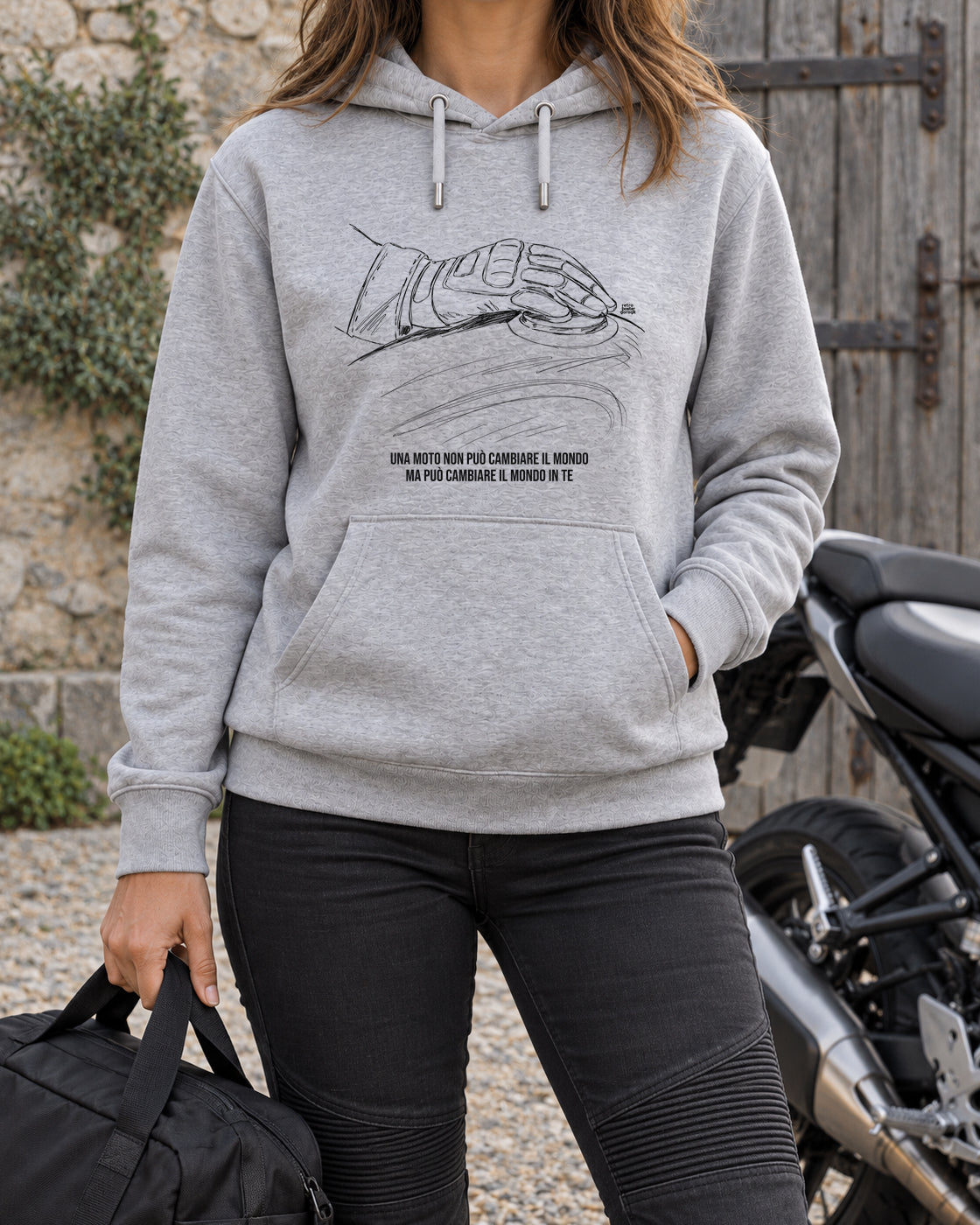 Felpa grigia «La moto cambia il tuo mondo» indossata da una donna — RetroPosterGarage