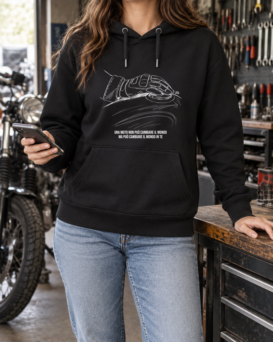 Felpa nera «La moto cambia il tuo mondo» indossata da una donna — RetroPosterGarage