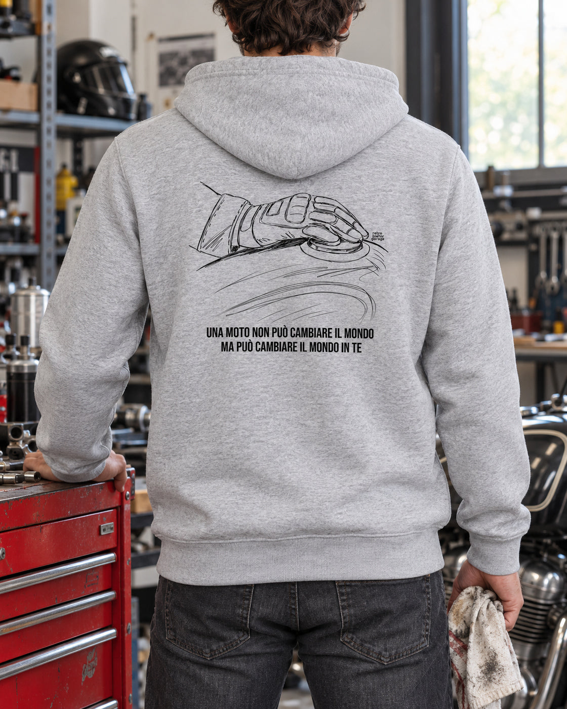 Felpa grigia «La moto cambia il tuo mondo» indossata da un uomo — RetroPosterGarage