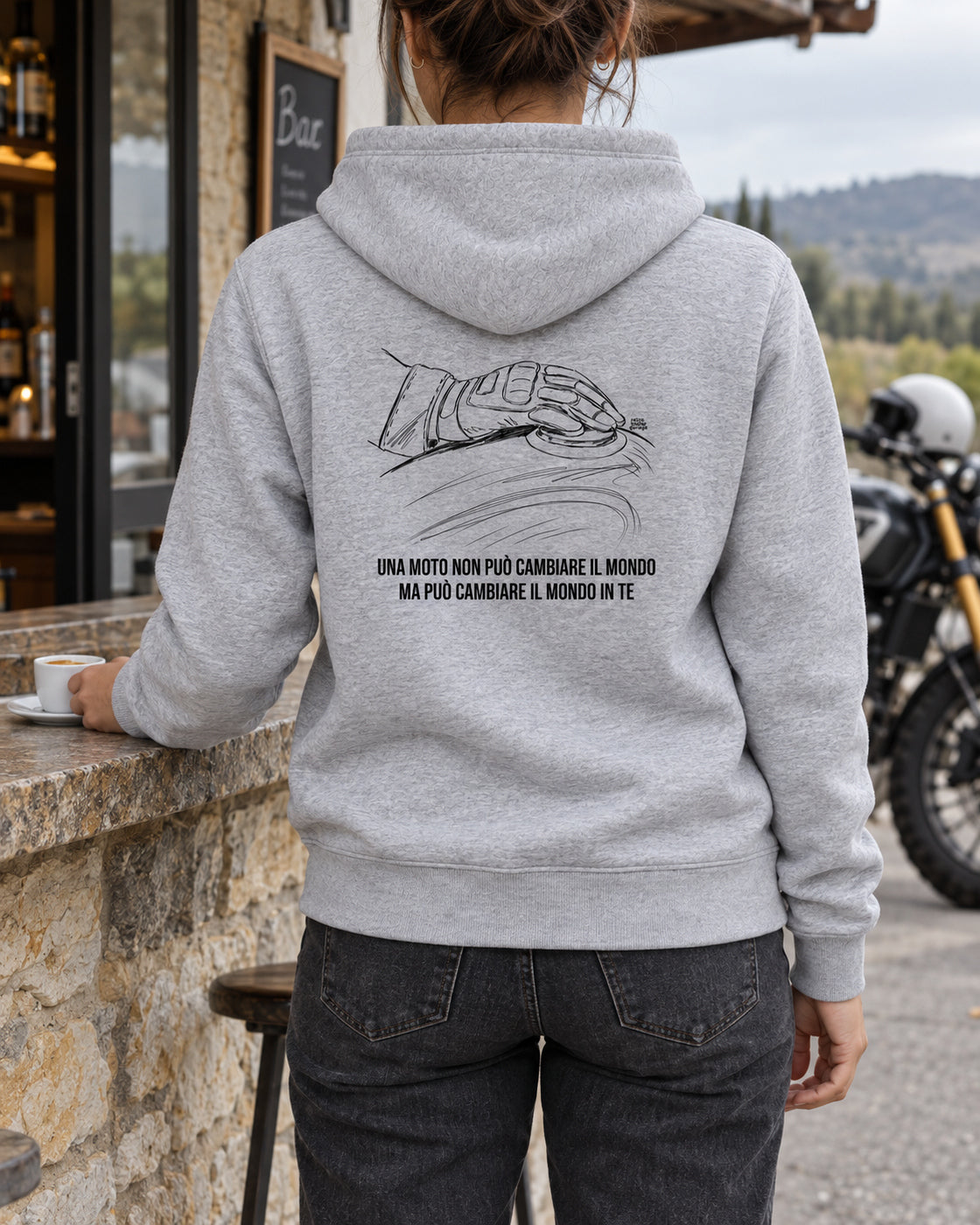 Felpa grigia «La moto cambia il tuo mondo» indossata da una donna — RetroPosterGarage