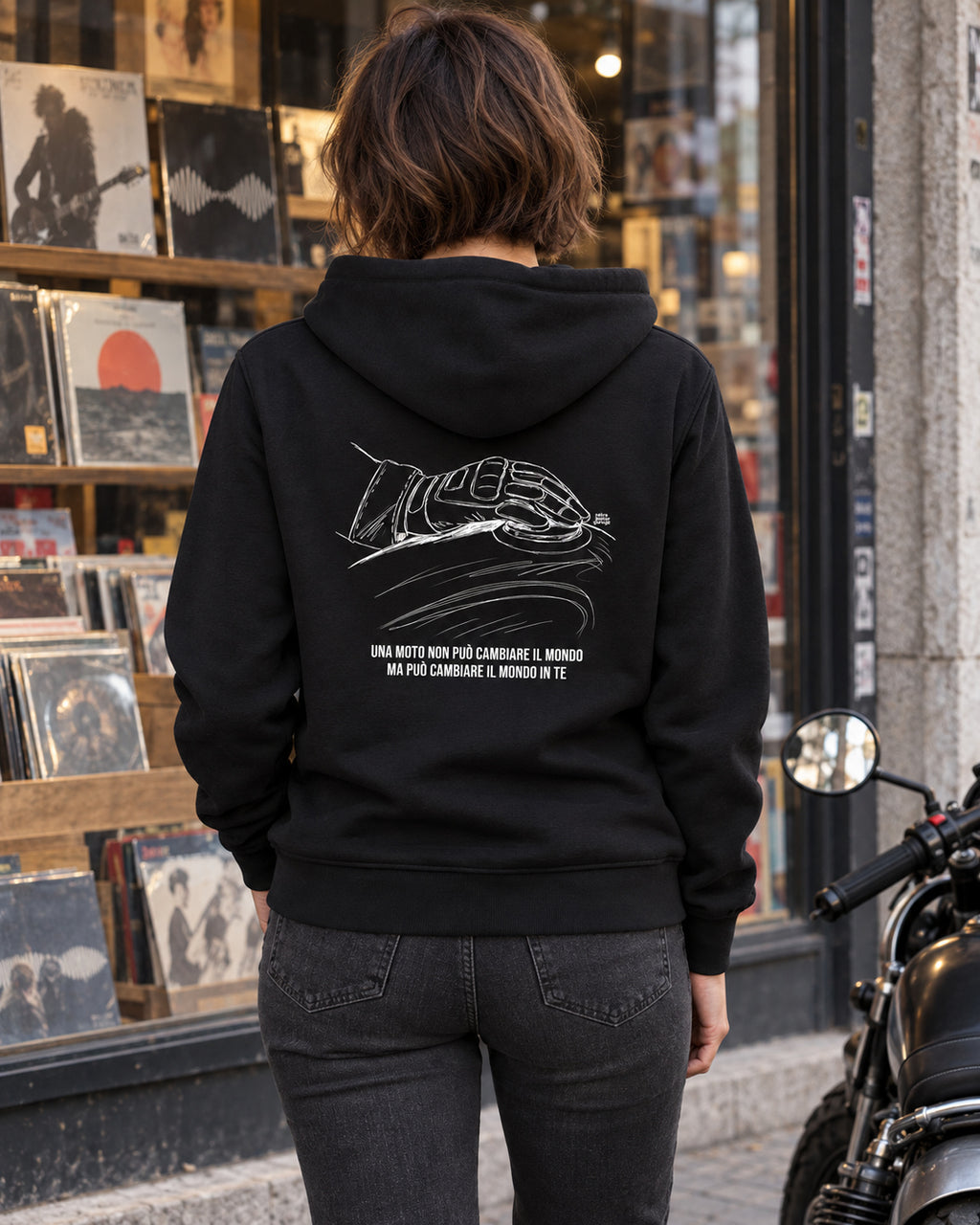 Felpa nera «La moto cambia il tuo mondo» indossata da una donna — RetroPosterGarage