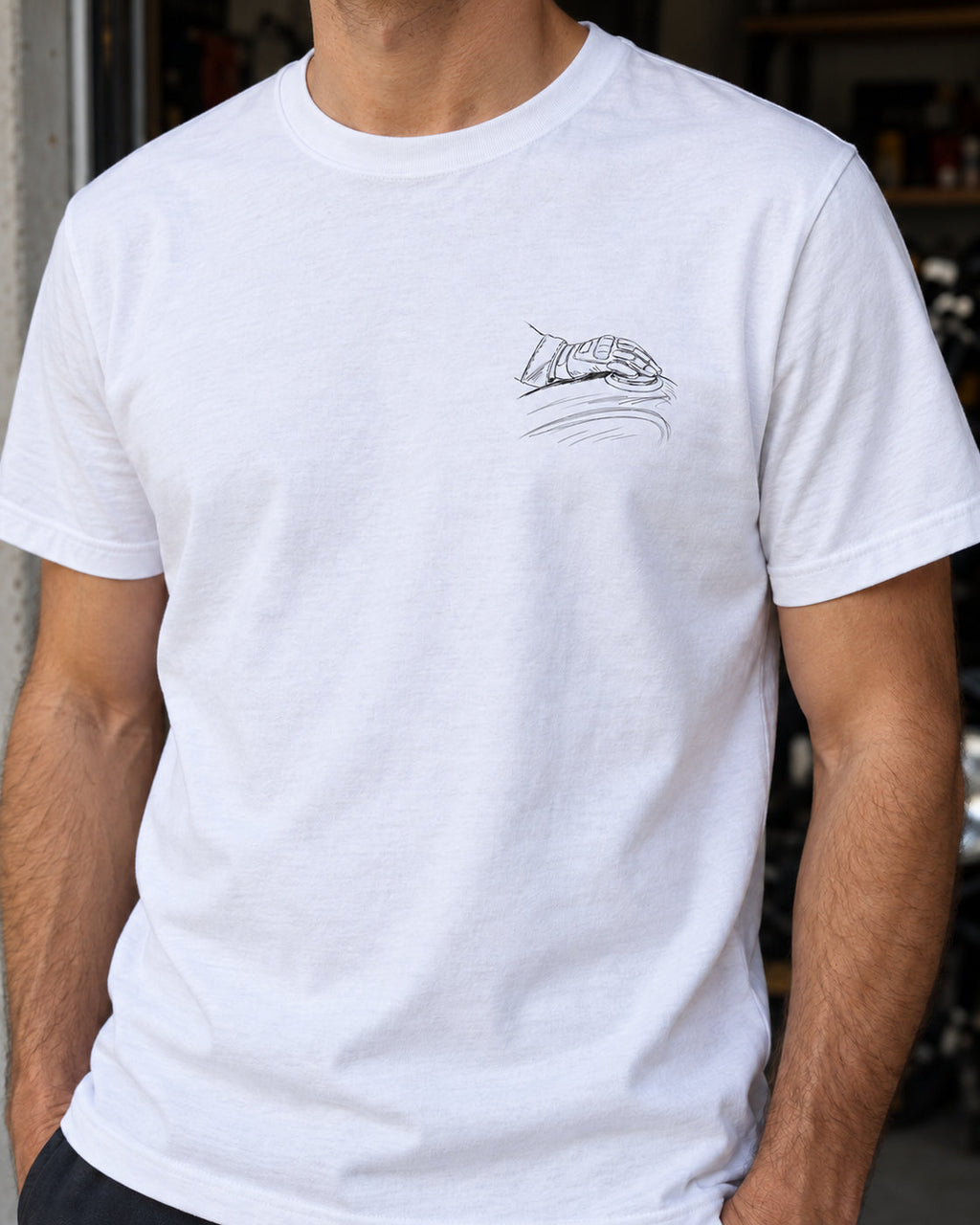 T-shirt bianca «La moto cambia il tuo mondo» indossata da un uomo — RetroPosterGarage