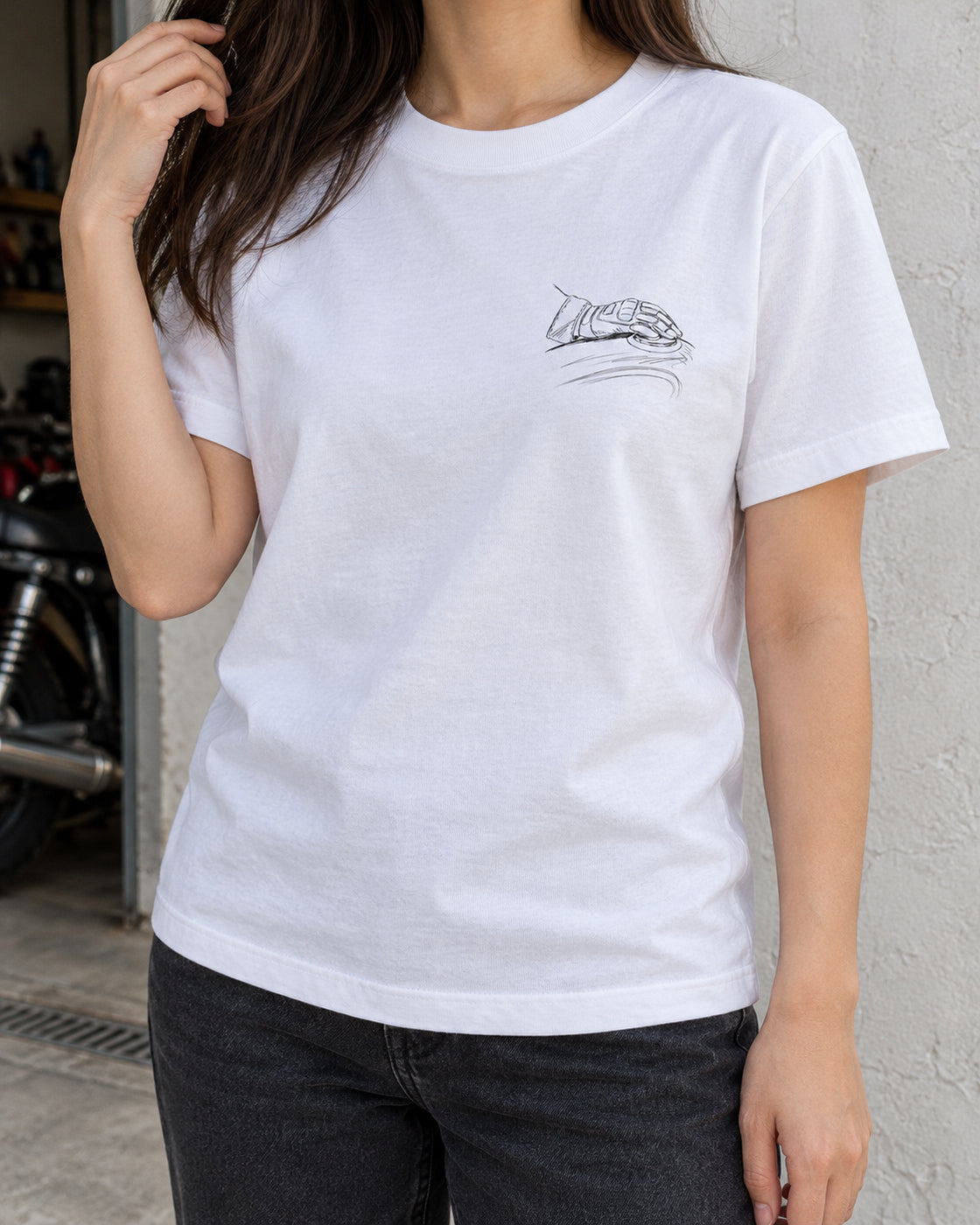 T-shirt bianca «La moto cambia il tuo mondo» indossata da una donna — RetroPosterGarage