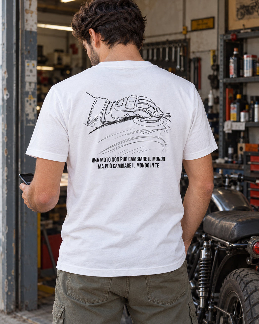T-shirt bianca «La moto cambia il tuo mondo» indossata da un uomo — RetroPosterGarage