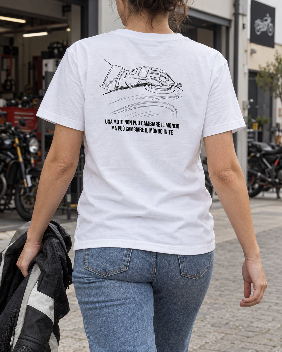 T-shirt bianca «La moto cambia il tuo mondo» indossata da una donna — RetroPosterGarage