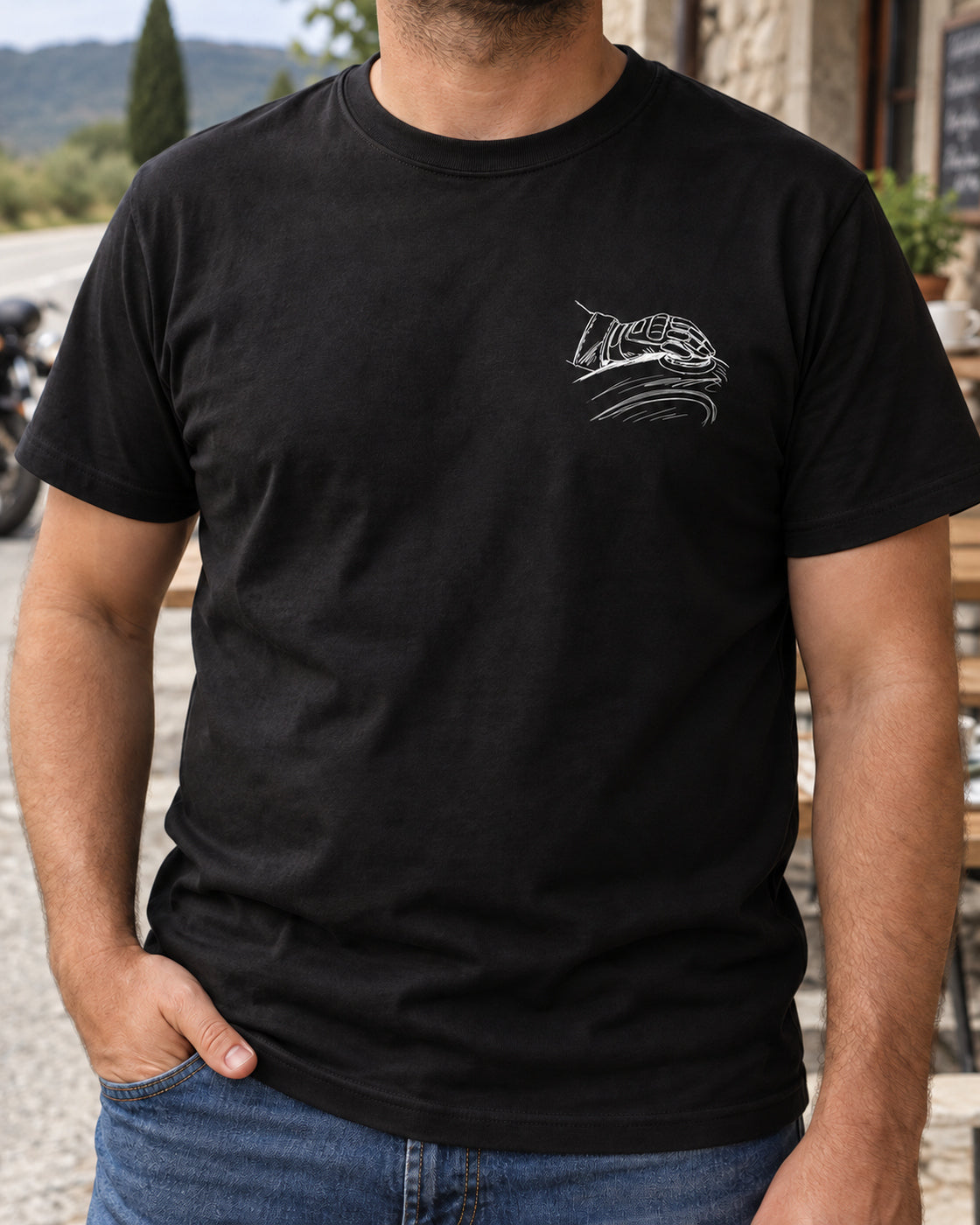 T-shirt nera «La moto cambia il tuo mondo» indossata da un uomo — RetroPosterGarage