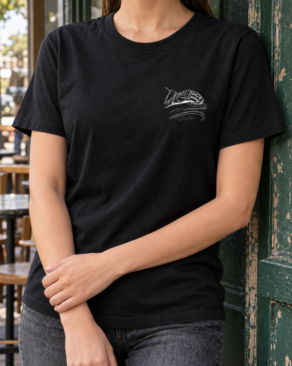T-shirt nera «La moto cambia il tuo mondo» indossata da una donna — RetroPosterGarage
