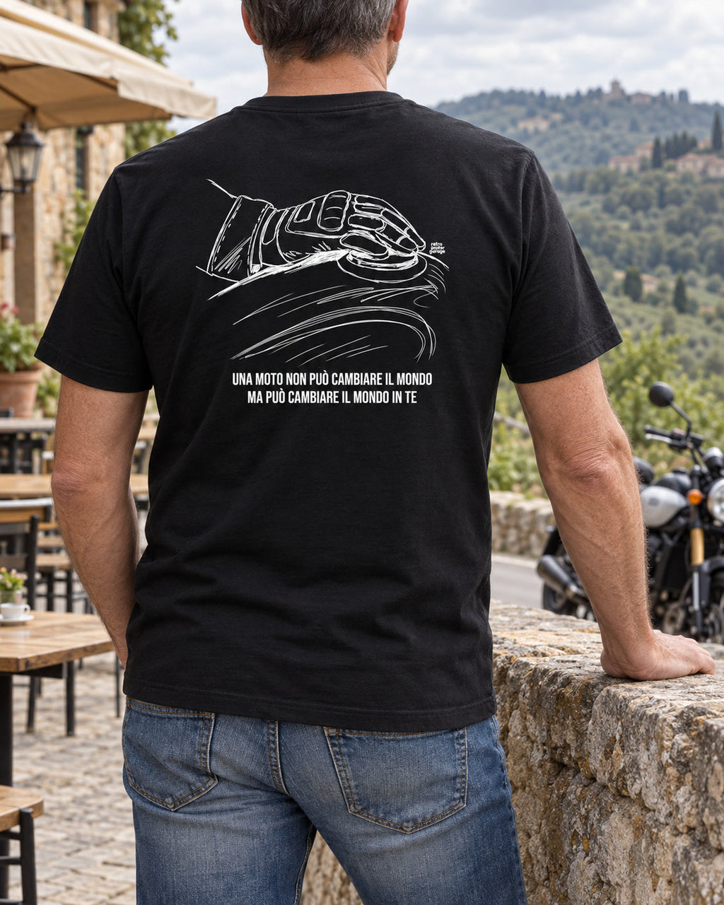 T-shirt nera «La moto cambia il tuo mondo» indossata da un uomo — RetroPosterGarage