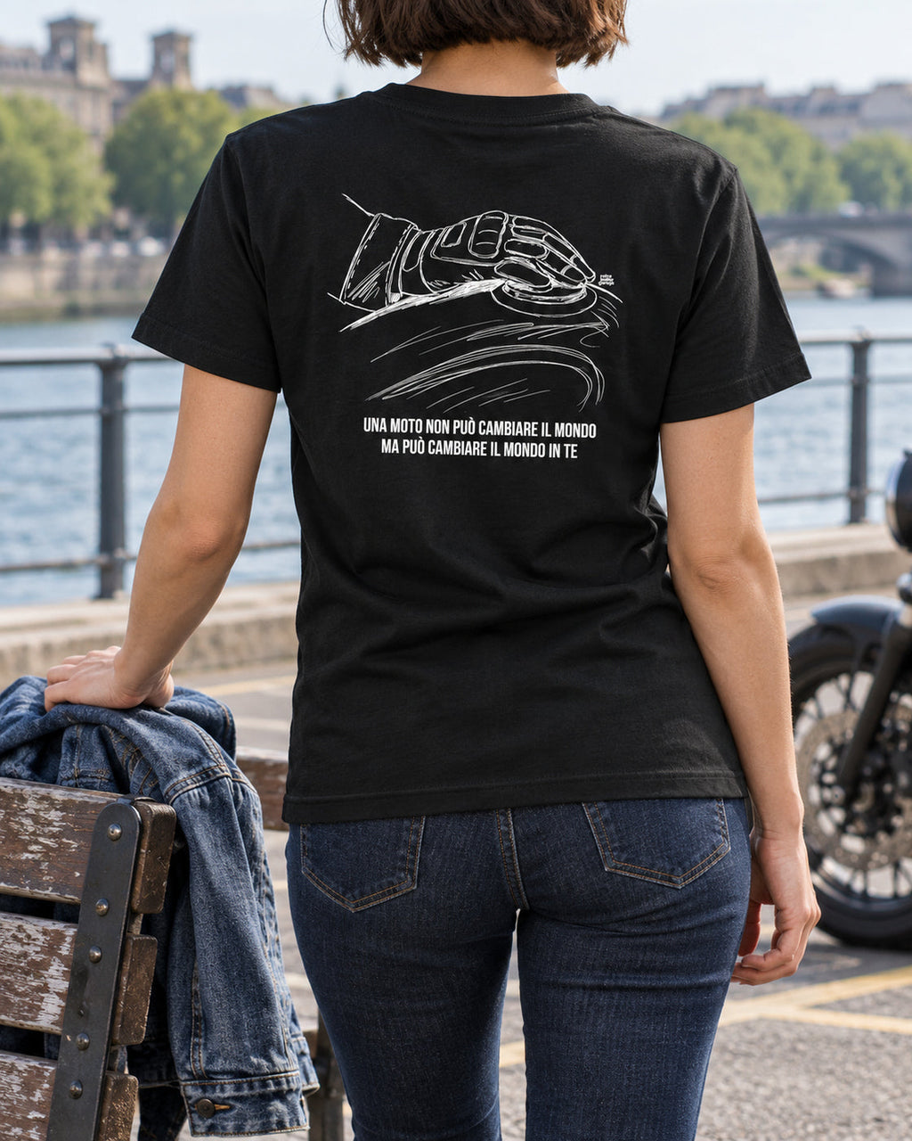 T-shirt nera «La moto cambia il tuo mondo» indossata da una donna — RetroPosterGarage