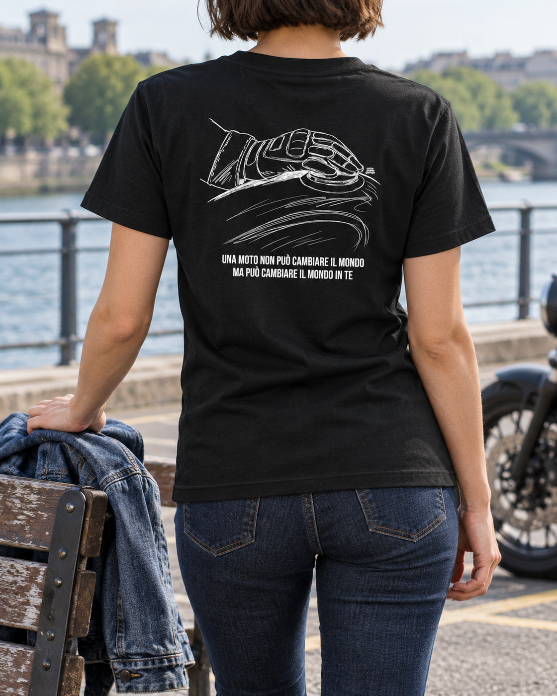 T-shirt nera «La moto cambia il tuo mondo» indossata da una donna — RetroPosterGarage