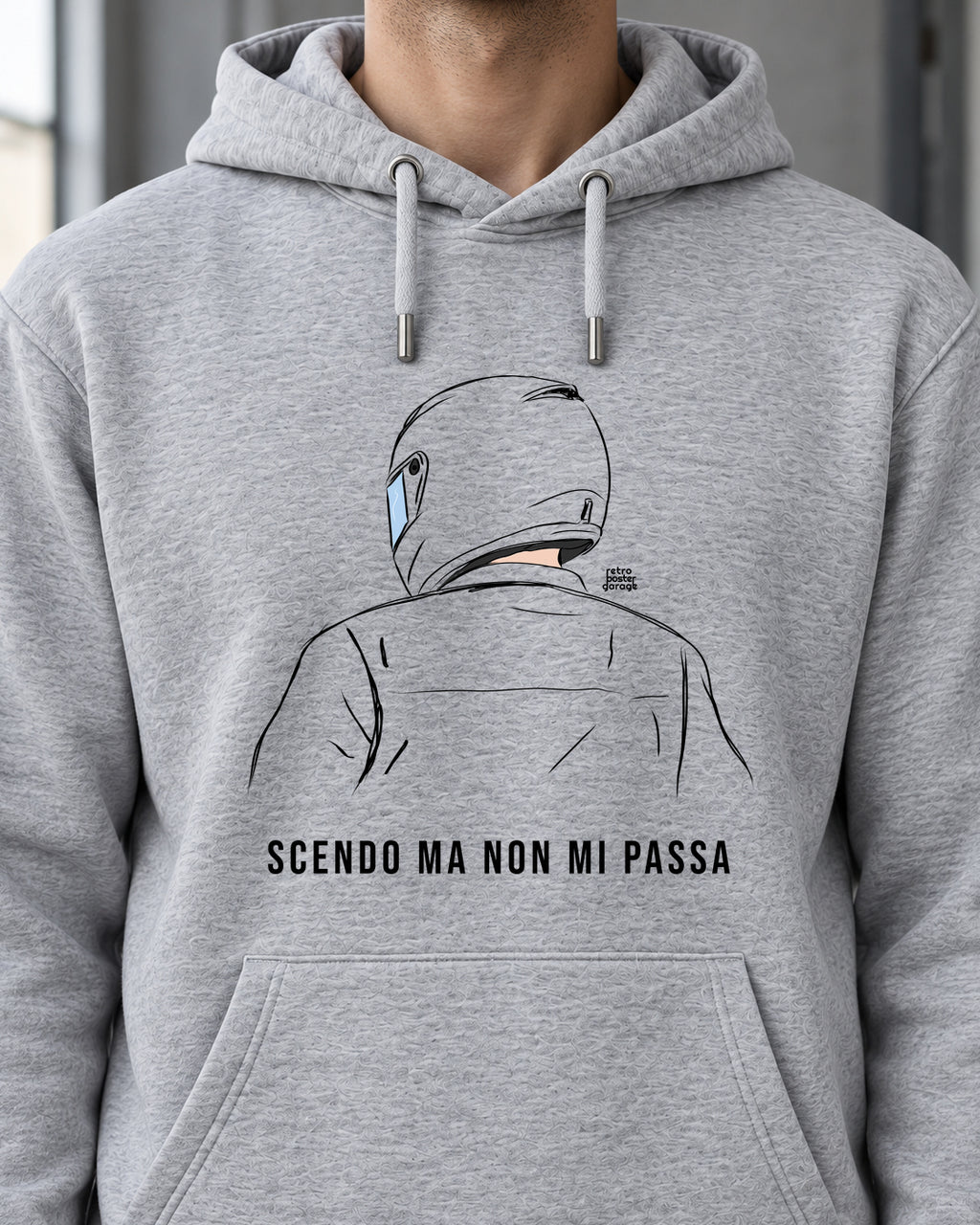 Felpa grigia «Scendo ma non mi passa» indossata da un uomo — RetroPosterGarage