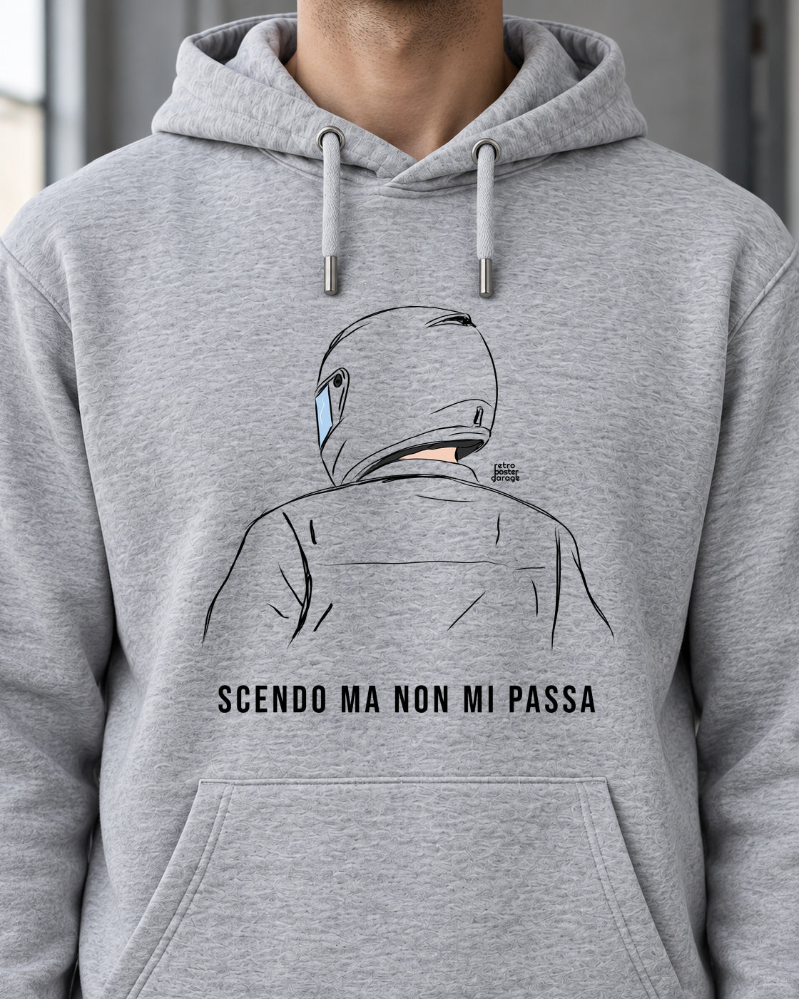 Felpa grigia «Scendo ma non mi passa» indossata da un uomo — RetroPosterGarage