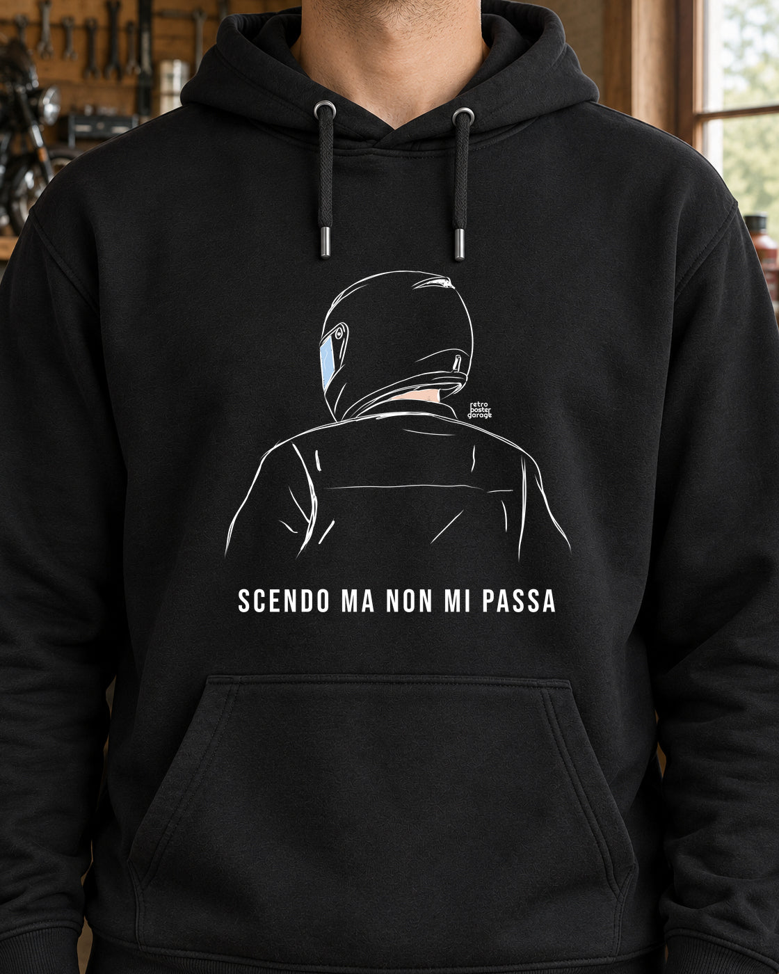 Felpa nera «Scendo ma non mi passa» indossata da un uomo — RetroPosterGarage