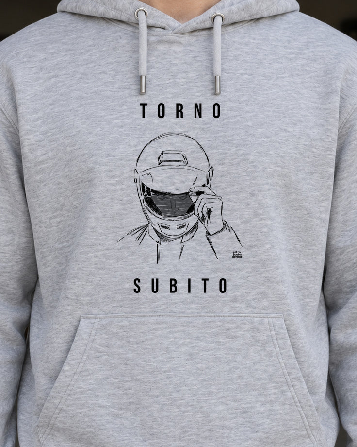 Felpa grigia «Torno subito — Integrale» indossata da un uomo — RetroPosterGarage