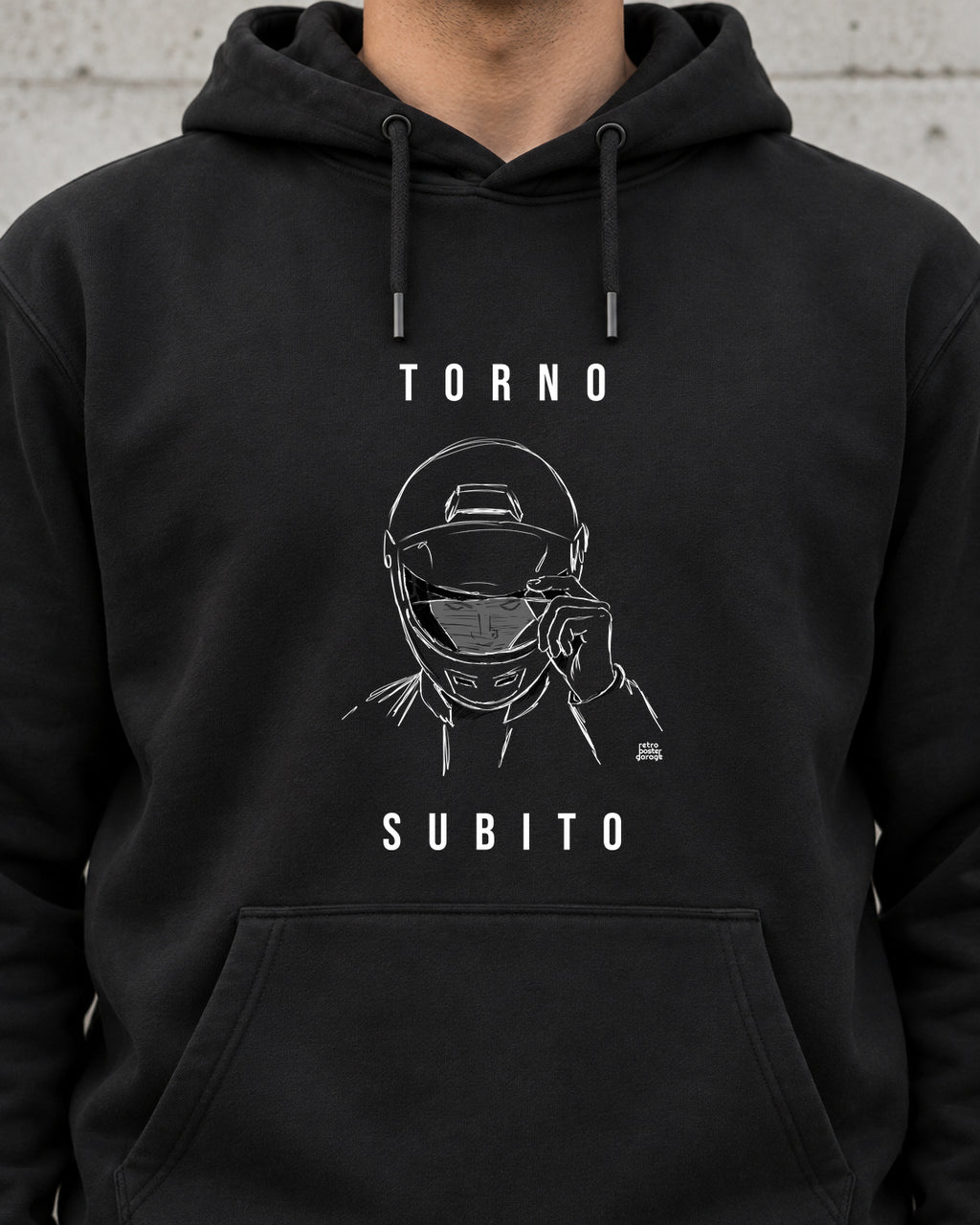 Felpa nera «Torno subito — Integrale» indossata da un uomo — RetroPosterGarage