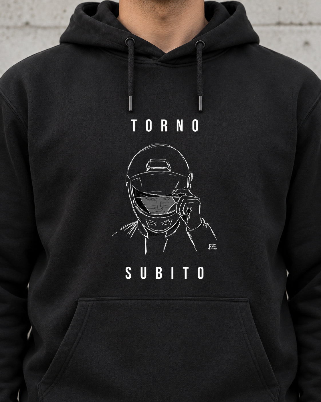 Felpa nera «Torno subito — Integrale» indossata da un uomo — RetroPosterGarage