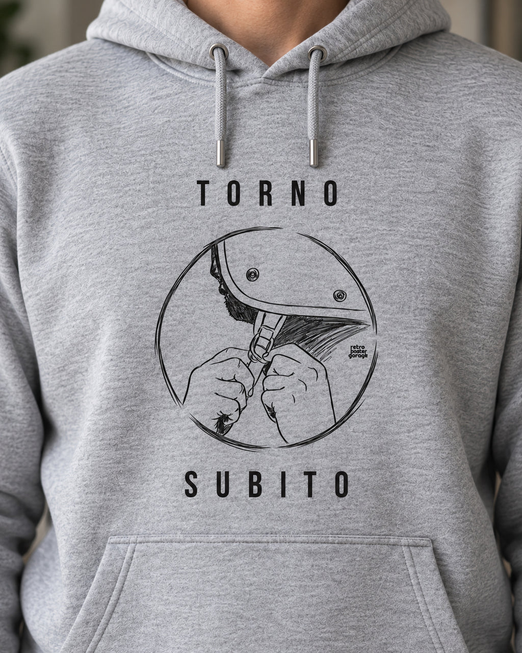 Felpa grigia «Torno subito — Jet» indossata da un uomo — RetroPosterGarage