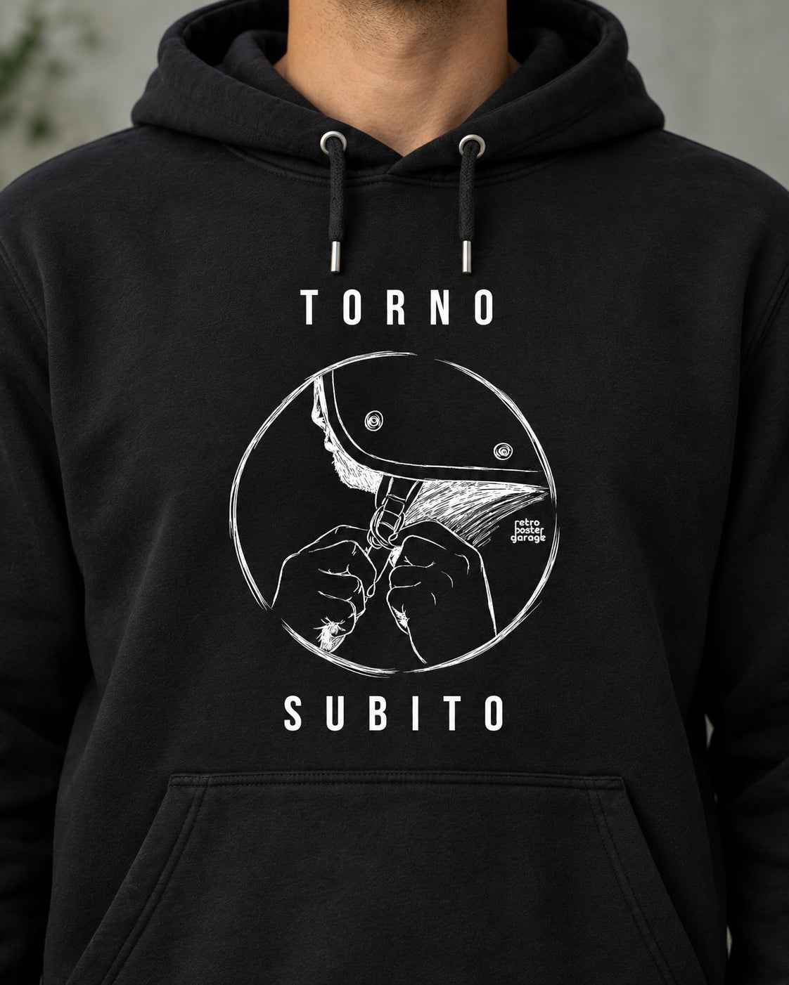 Felpa nera «Torno subito — Jet» indossata da un uomo — RetroPosterGarage