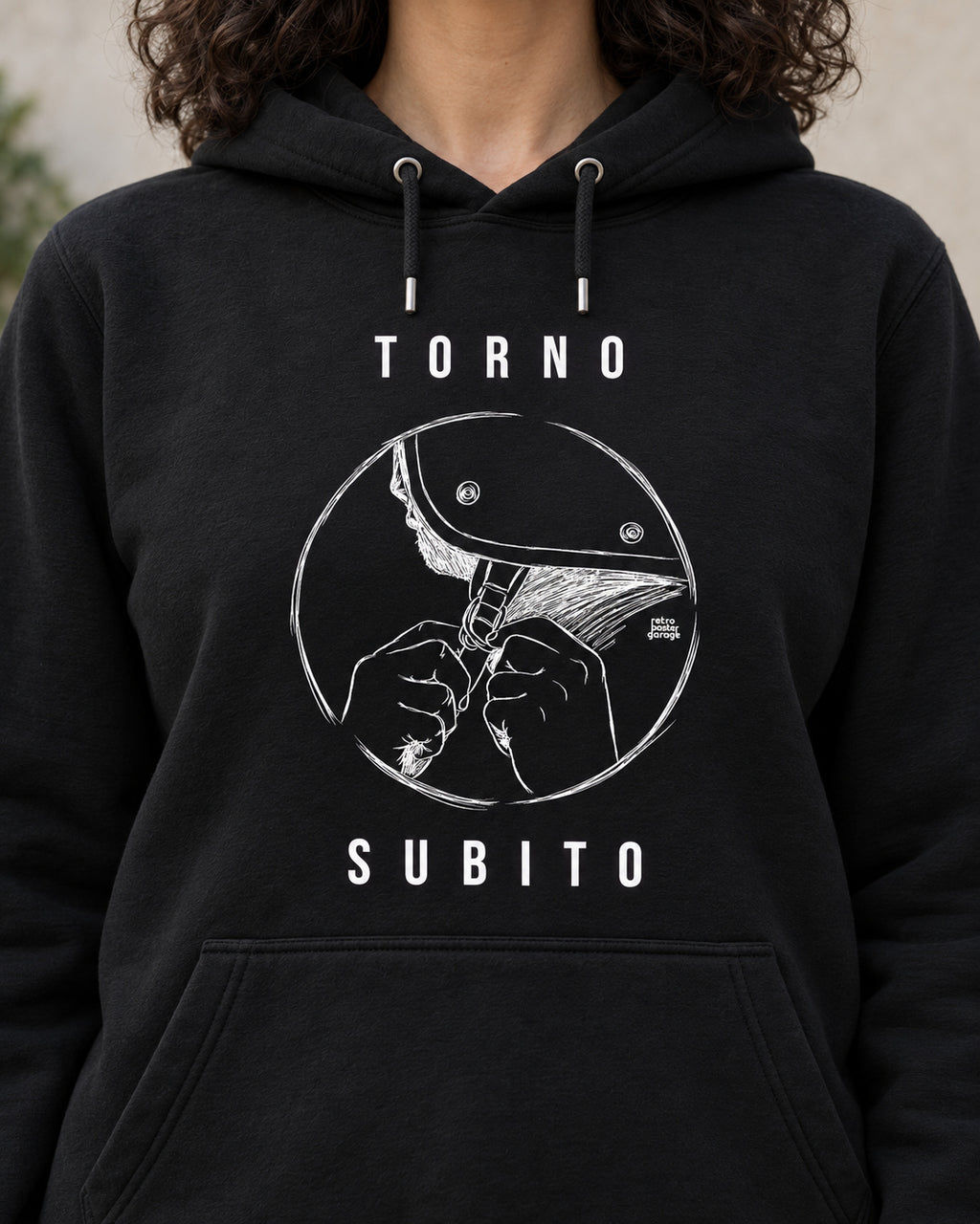 Felpa nera «Torno subito — Jet» indossata da una donna — RetroPosterGarage