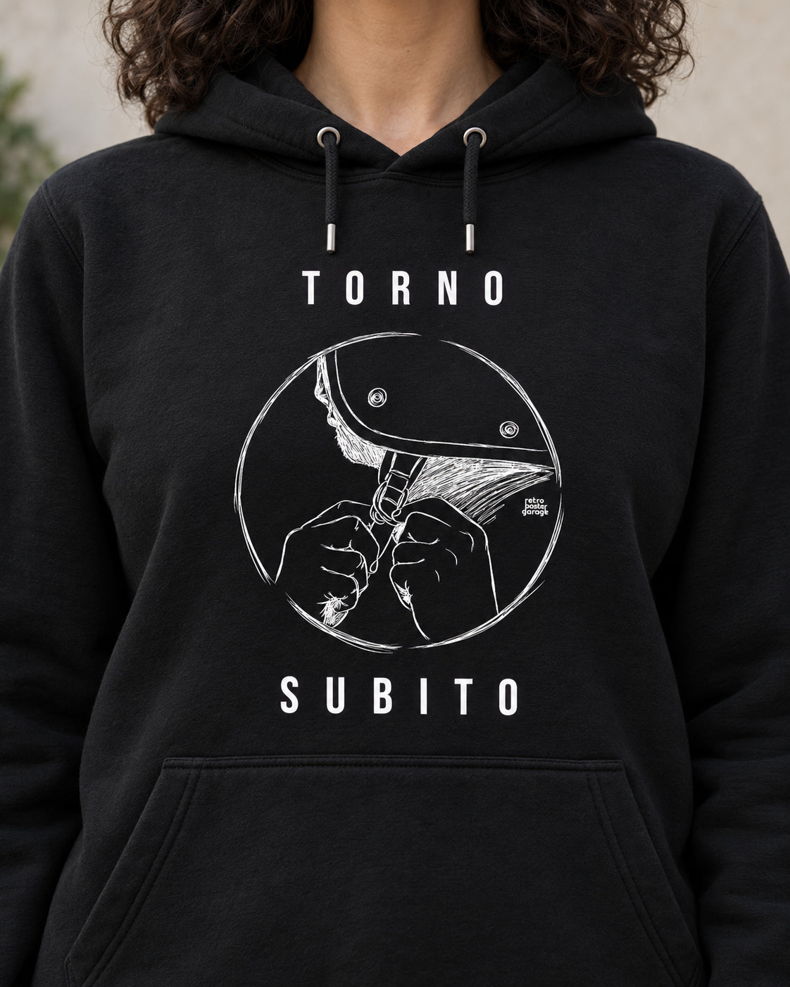 Felpa nera «Torno subito — Jet» indossata da una donna — RetroPosterGarage