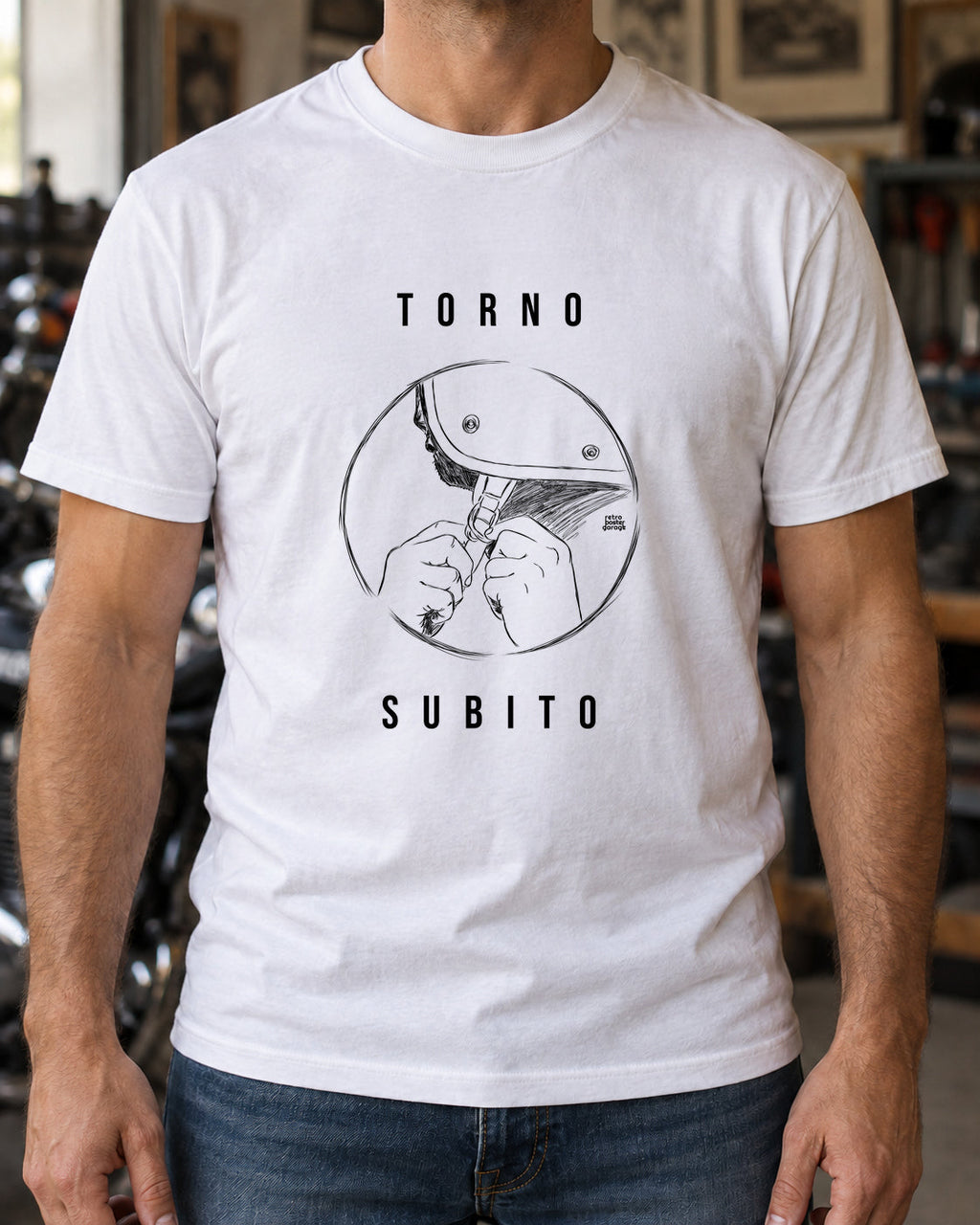 T-shirt bianca «Torno subito — Jet» indossata da un uomo — RetroPosterGarage