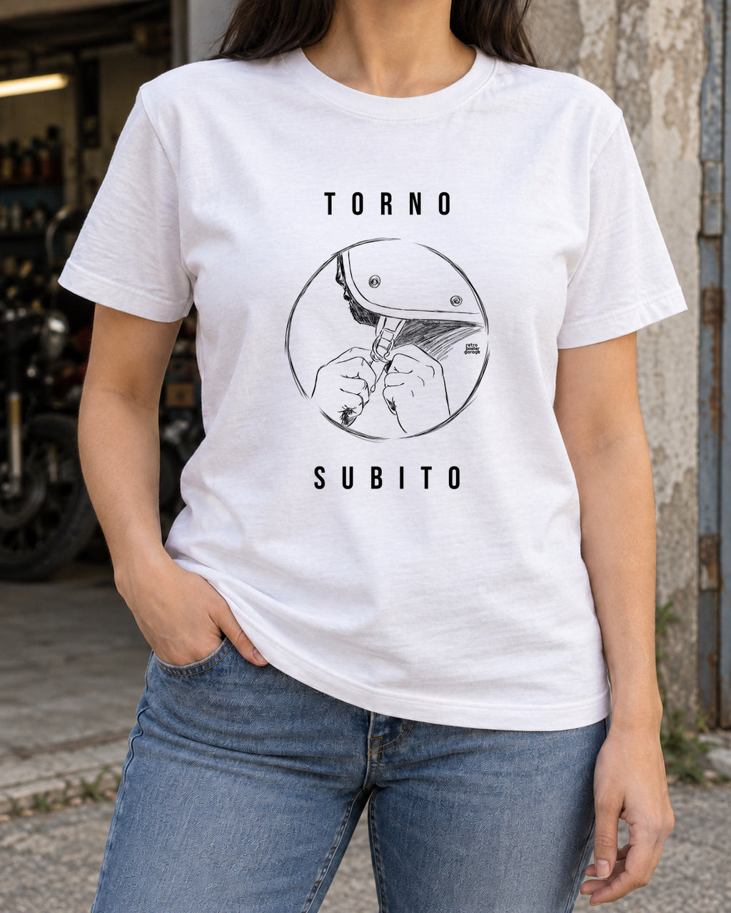 T-shirt bianca «Torno subito — Jet» indossata da una donna — RetroPosterGarage